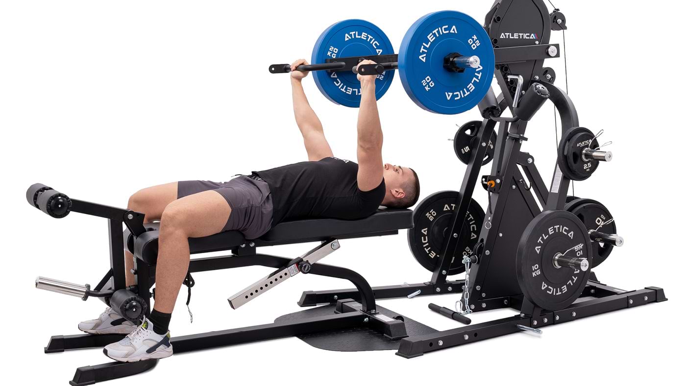 Bankdrücken auf dem Multi-Gym Kraftgerät