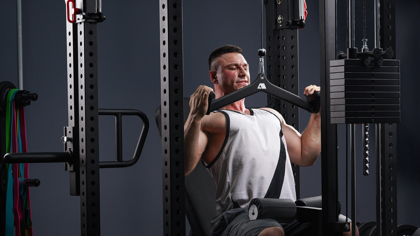 Atleet doet lat pulldowns aan het Atletica R8 Power Rack met latpulley