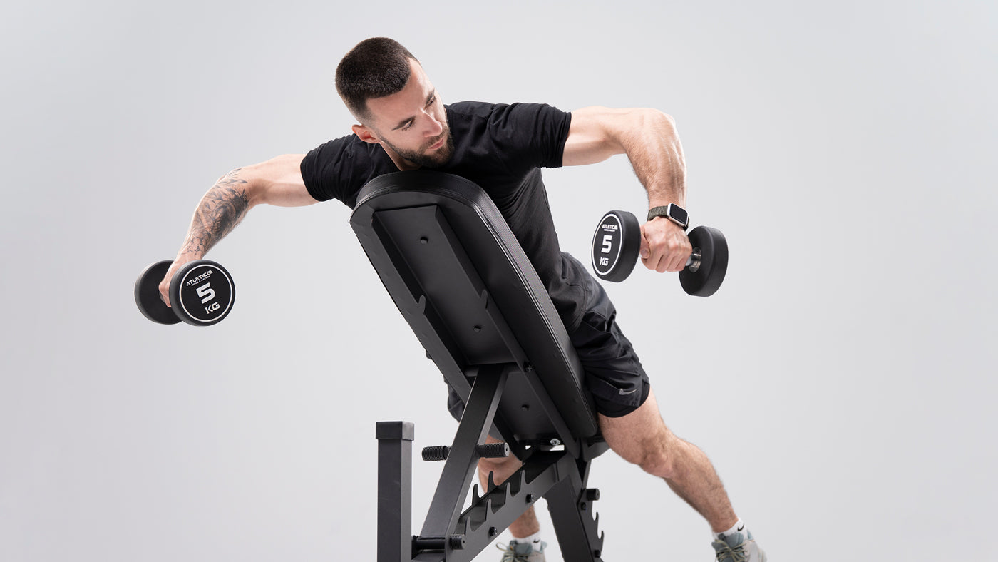 Rundhanteln Workout auf der Hantelbank