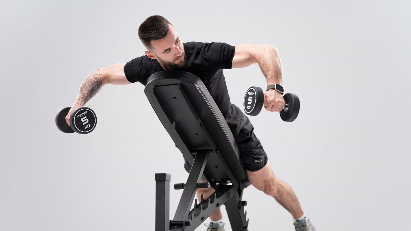 Rundhanteln Workout auf der Hantelbank