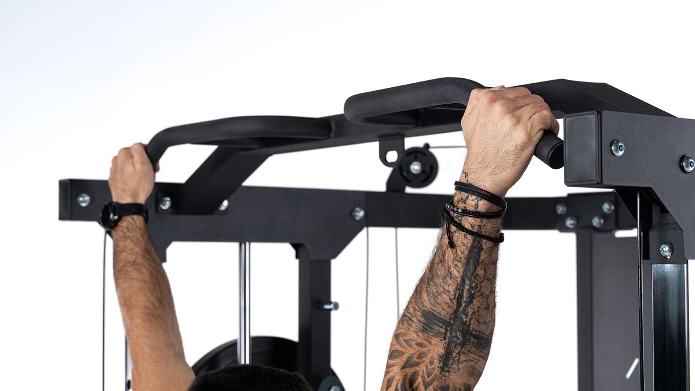 Chins i Multi-Grip-chinsstången på R8 Power Racket