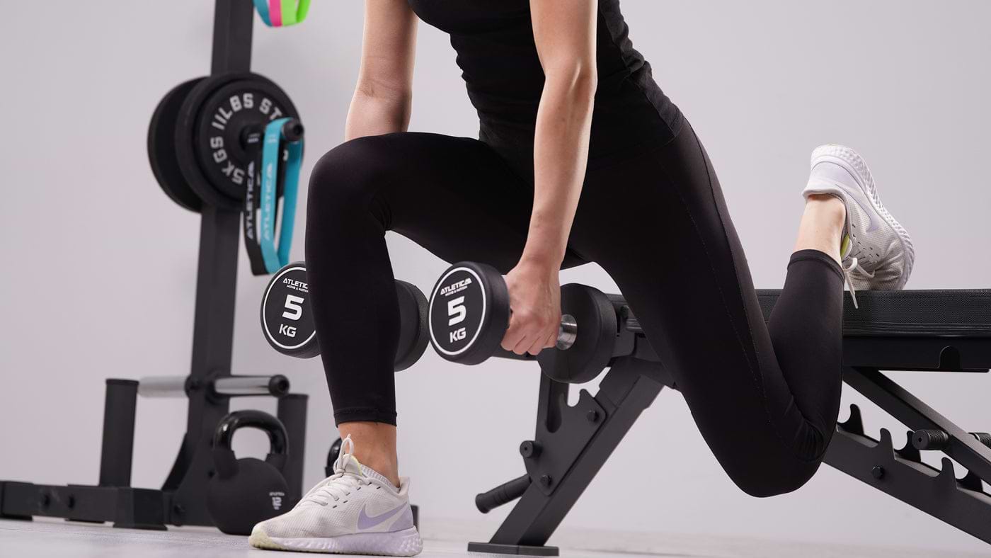 Lunges mit Rundhanteln auf der Hantelbank