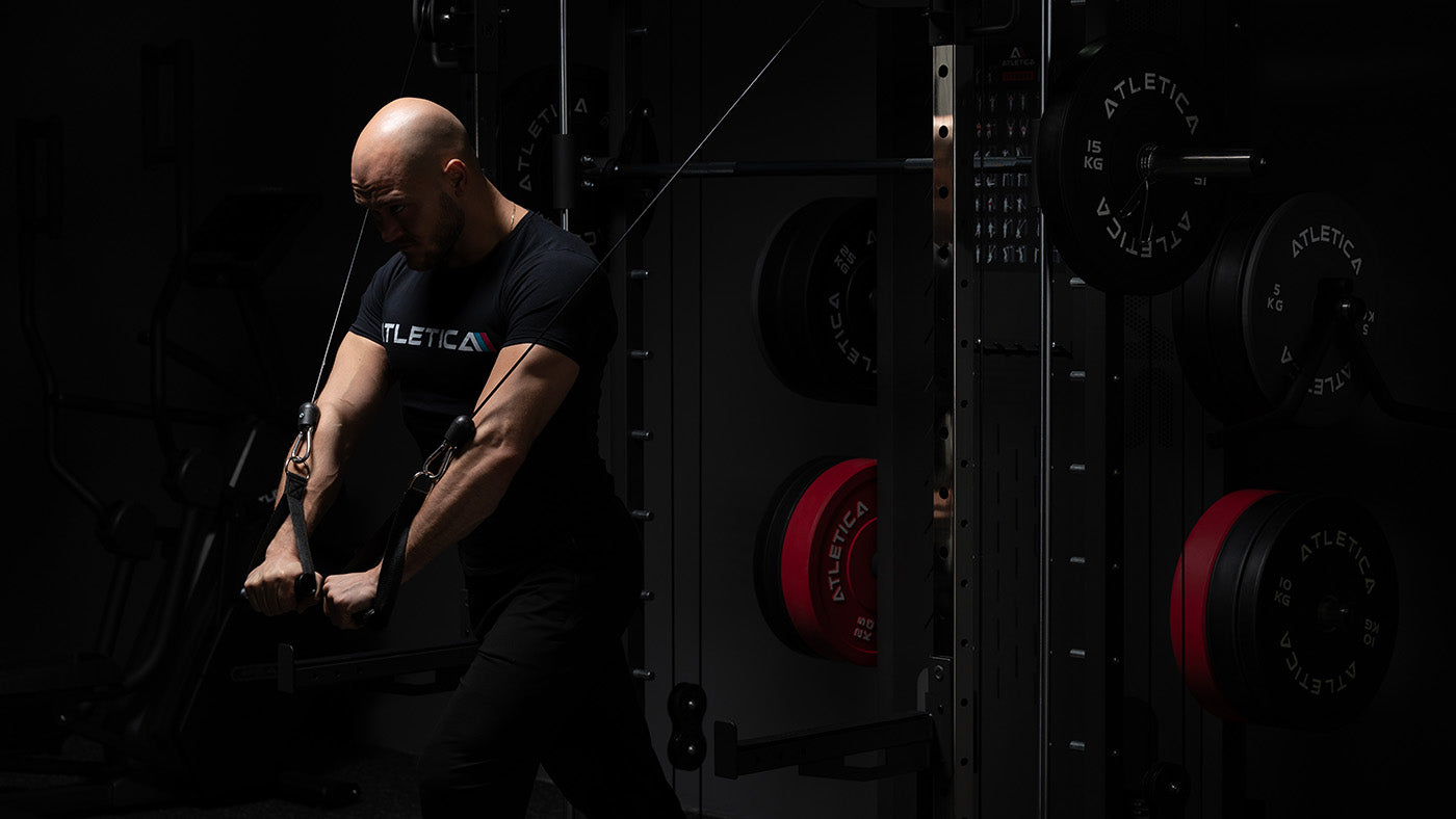 Man kör kabelcrossover uppifrån i Atleticas multigym