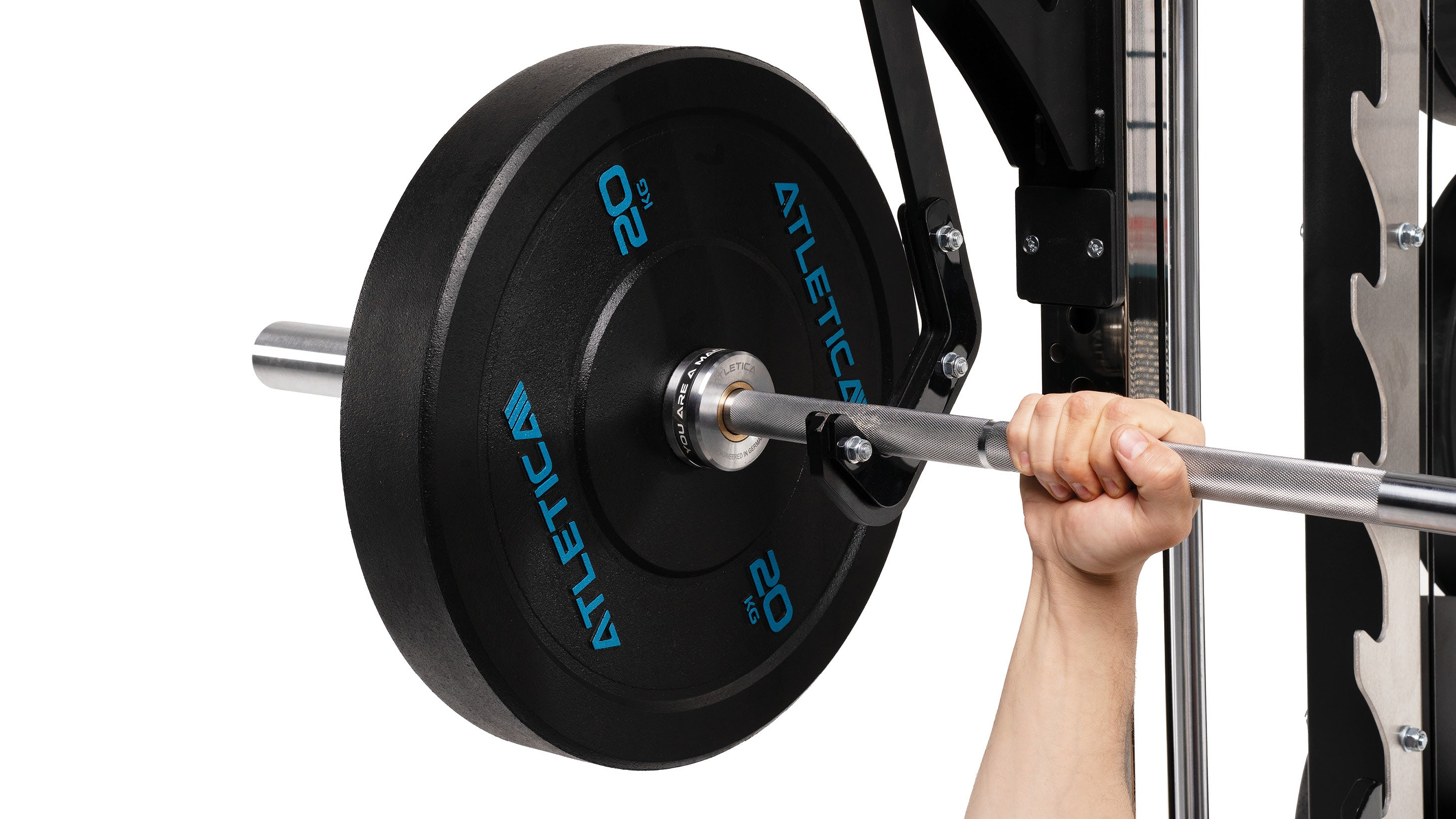 Main saisissant une barre olympique moletée avec un disque bumper High Temp de 20 kg