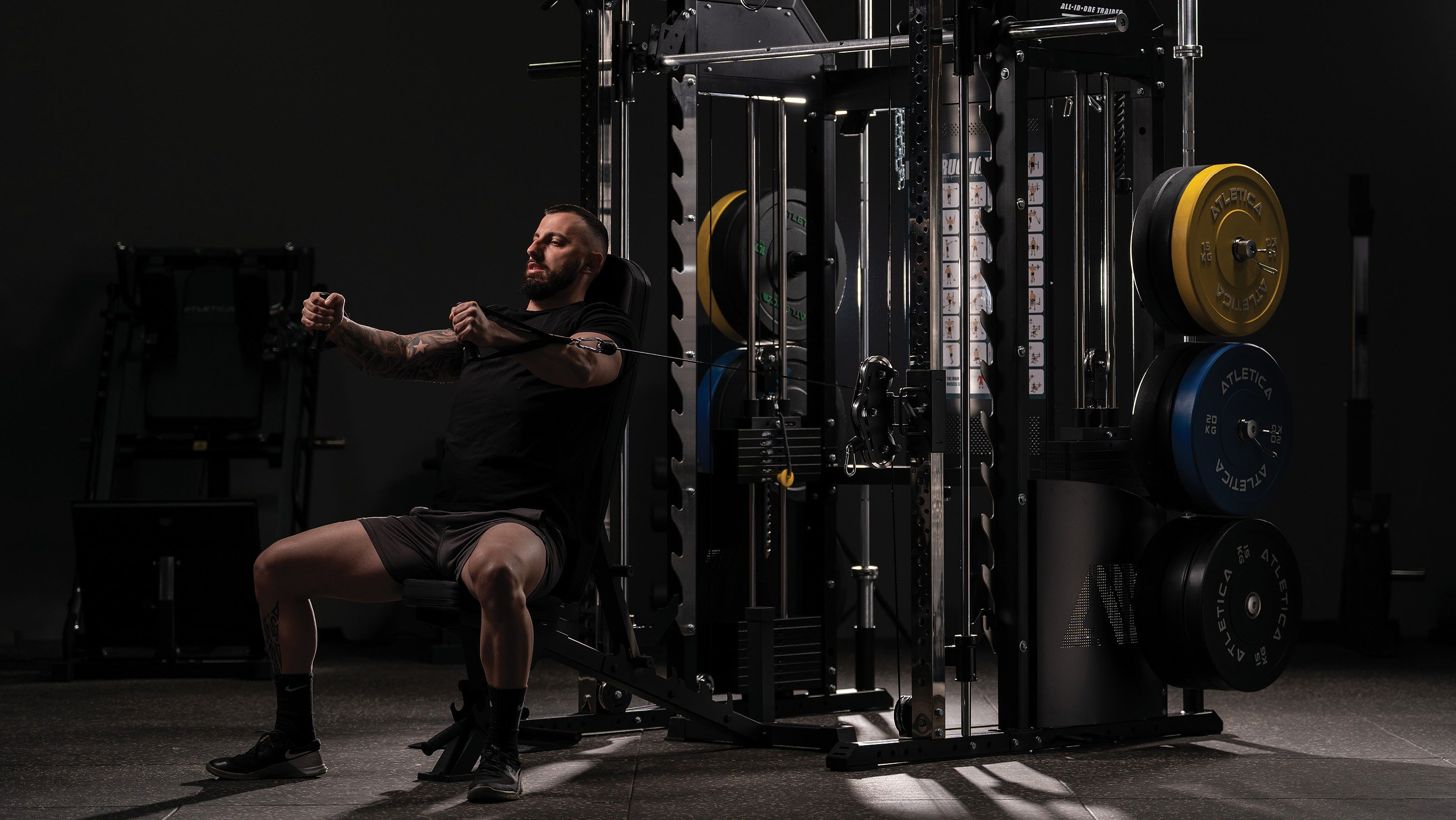 Man kör bröstpress i kabelmaskinen på ett multigym från Atletica