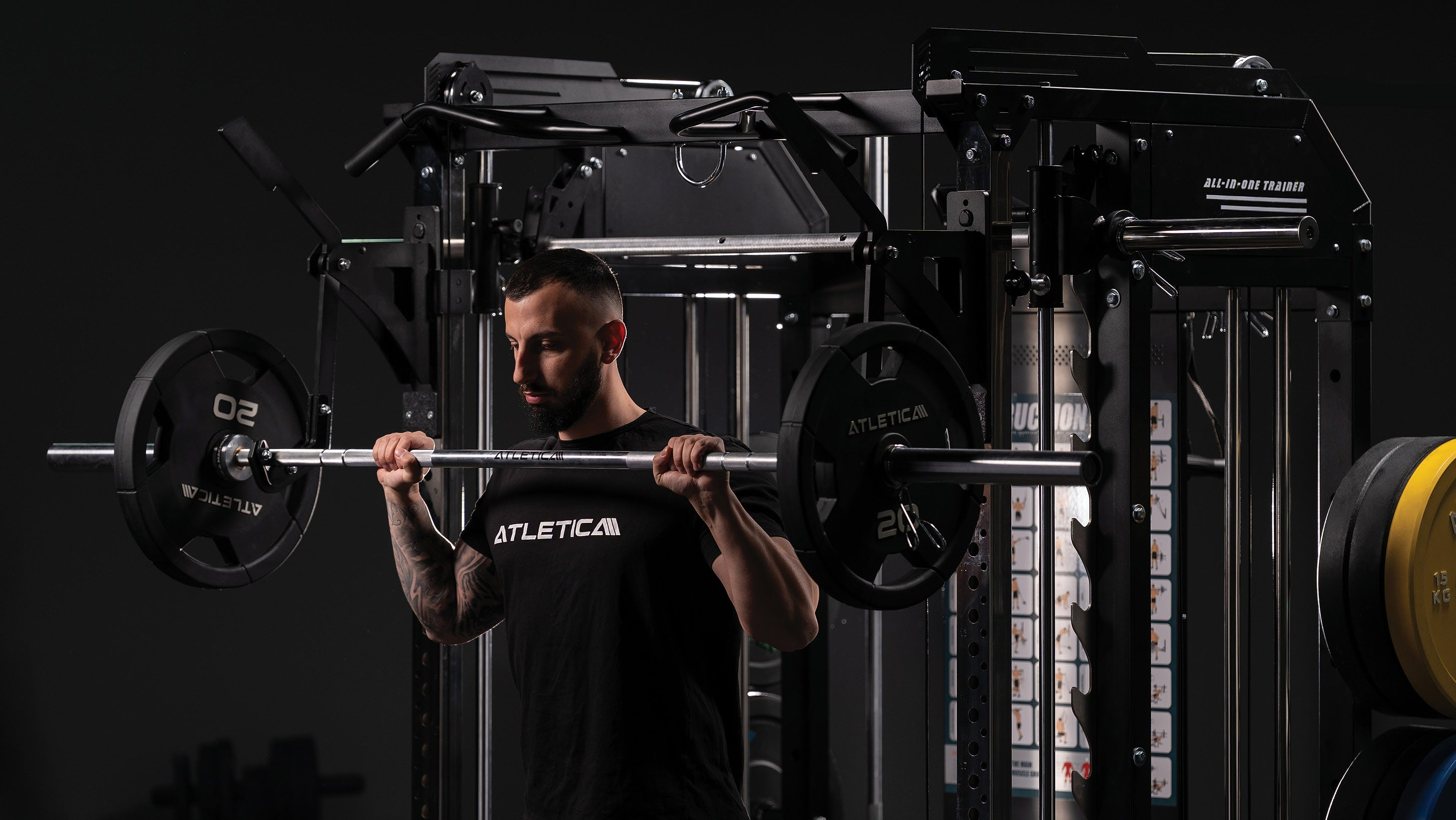 Man traint met een halterstang voor een ATLETICA multistation