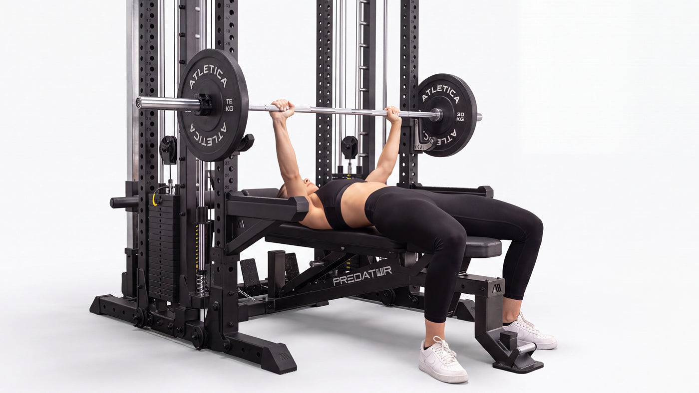 Bänkpress på Atletica Predator bänk i R7 EVO Fighter-racket