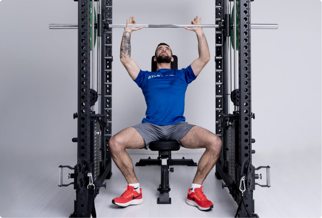 R8 Bradley Power Rack: Komplette Durchgängigkeit ermöglicht flexible Positionierung einer Hantelbank und Integration mit R8 Smith Machine