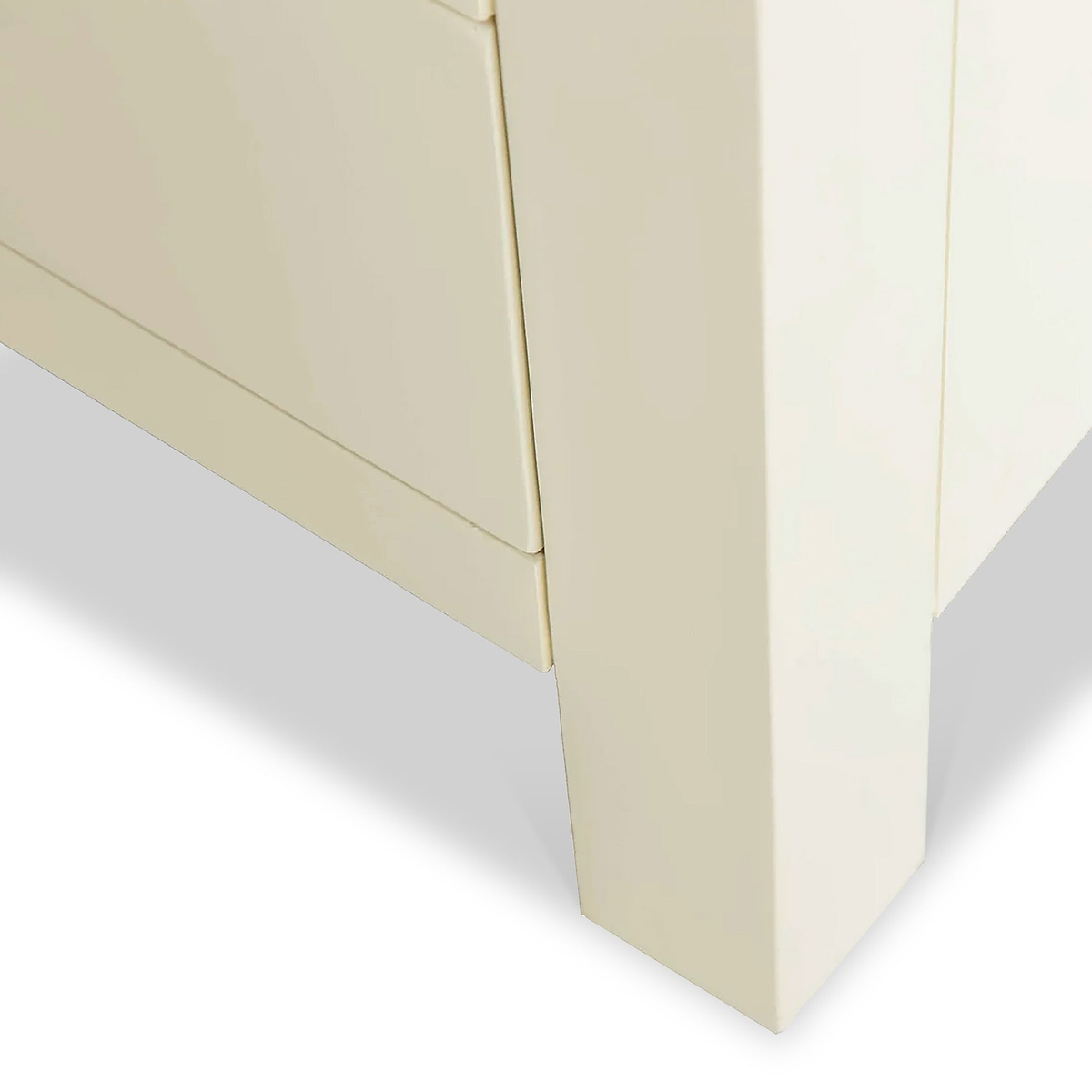 Farrow XL Cream 2 Over 3 Chest Of Drawers from Roseland Furniture - close up of legs