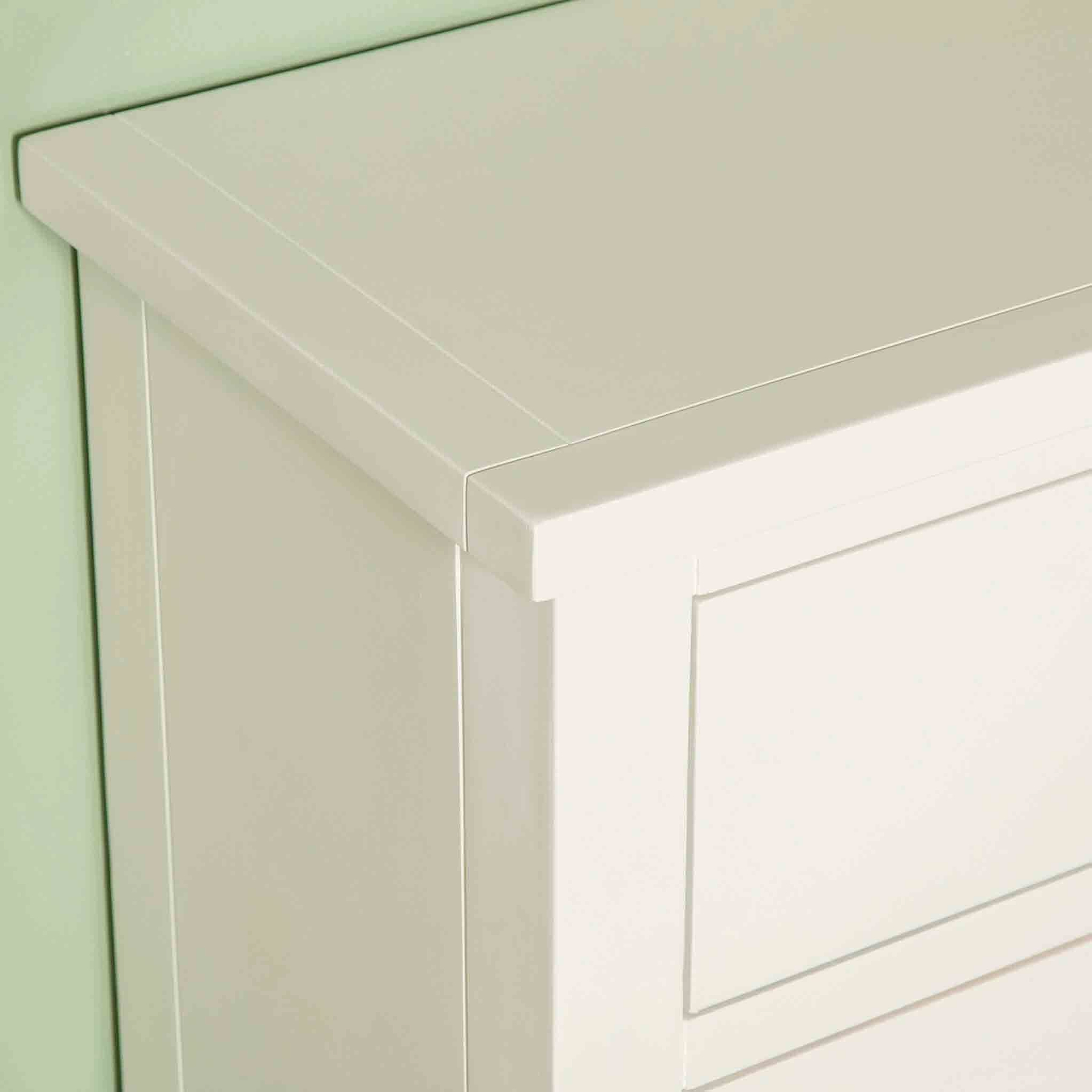 Close up of corner on The Cornish White Wooden Chest of 6 Drawers