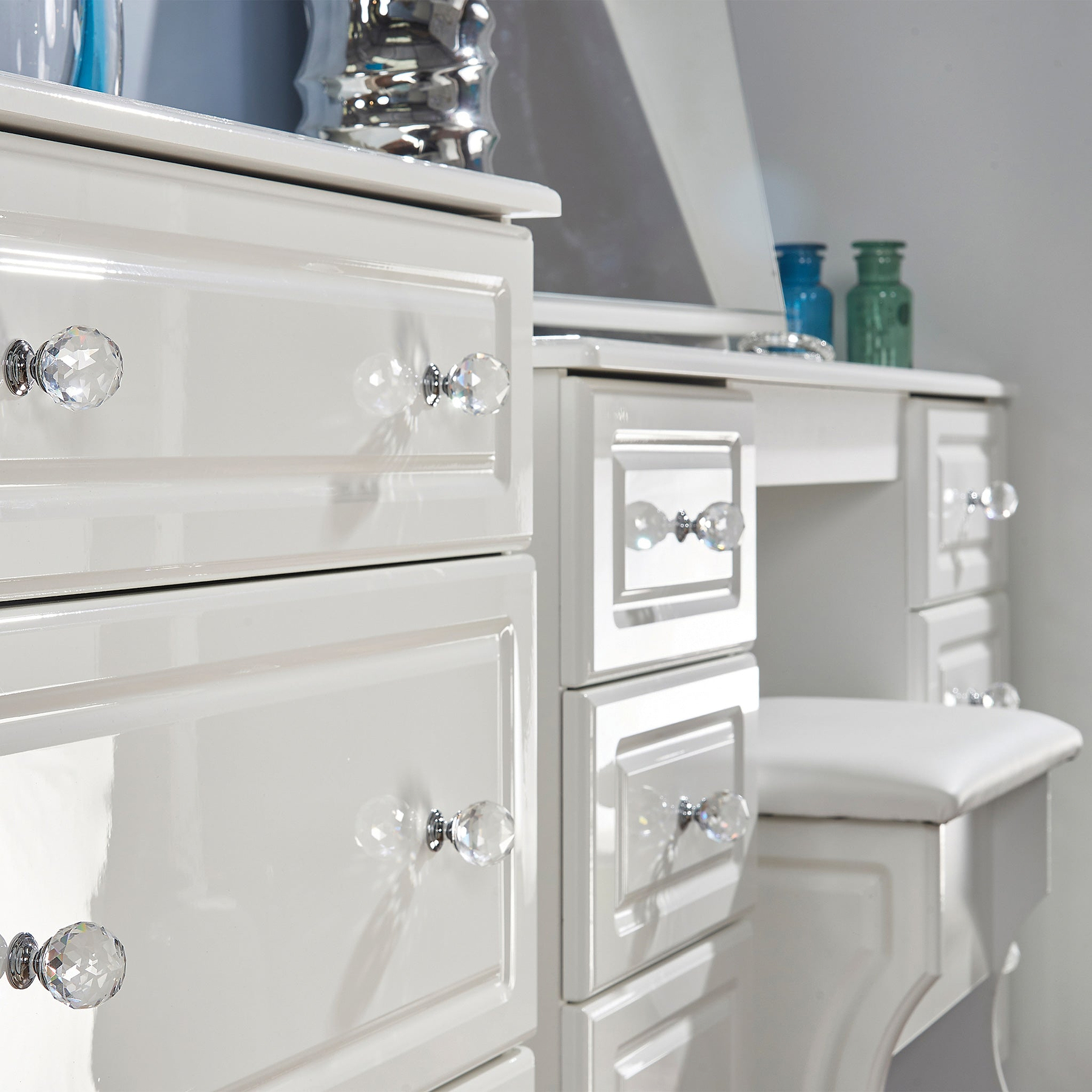 Kinsley White Gloss 3 Drawer Deep Chest from Roseland stool