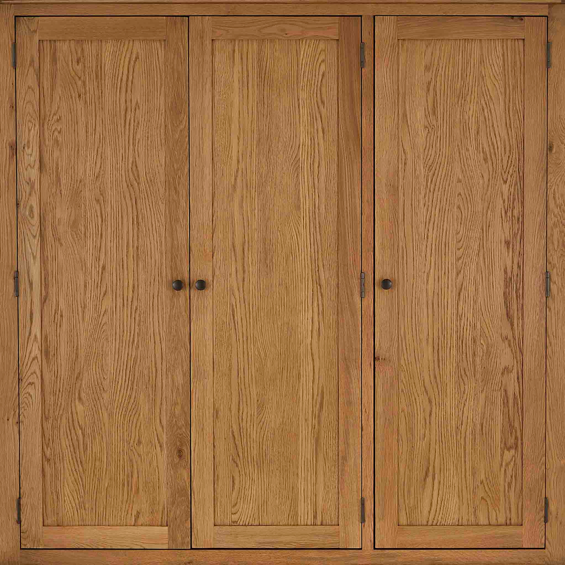 Zelah Oak Triple Wardrobe with Drawers - Close up of wardrobe doors