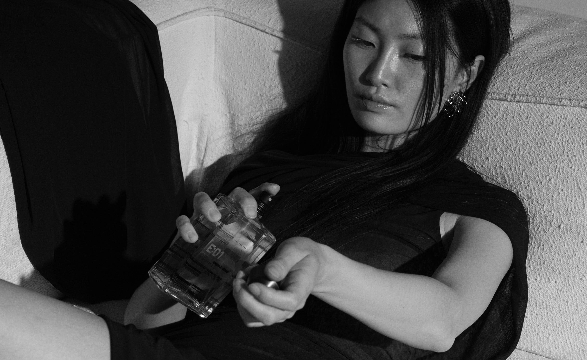 Model applying Escentric 01 during the ioannes A Salon presentation.