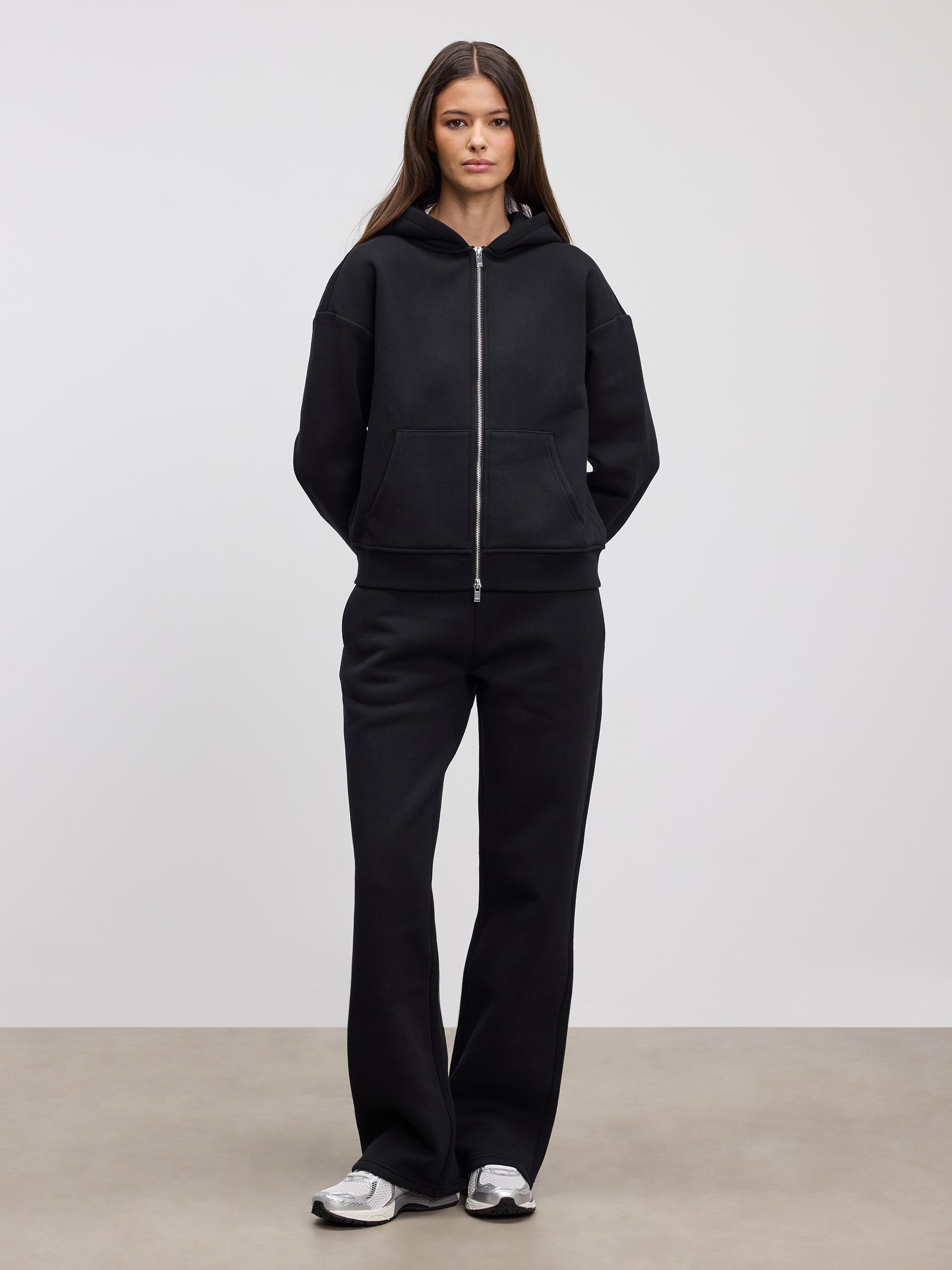 Womens Relaxed Straight Leg Jogger in Black