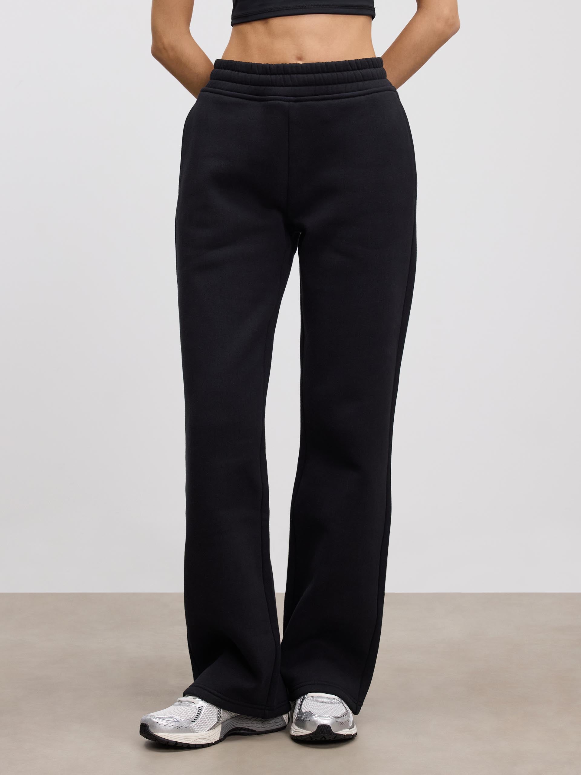 Womens Relaxed Straight Leg Jogger in Black
