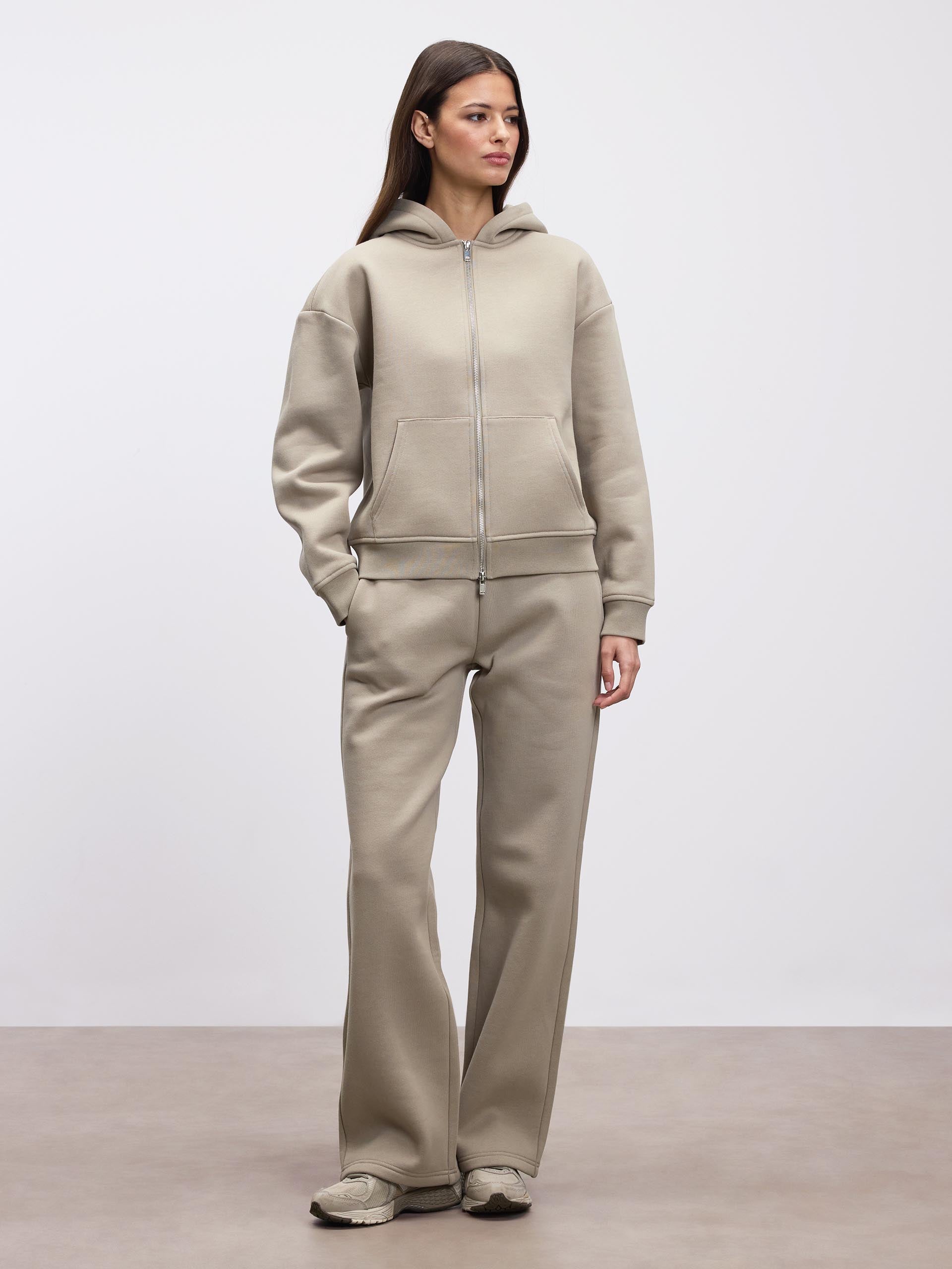 Womens Relaxed Straight Leg Jogger in Stone