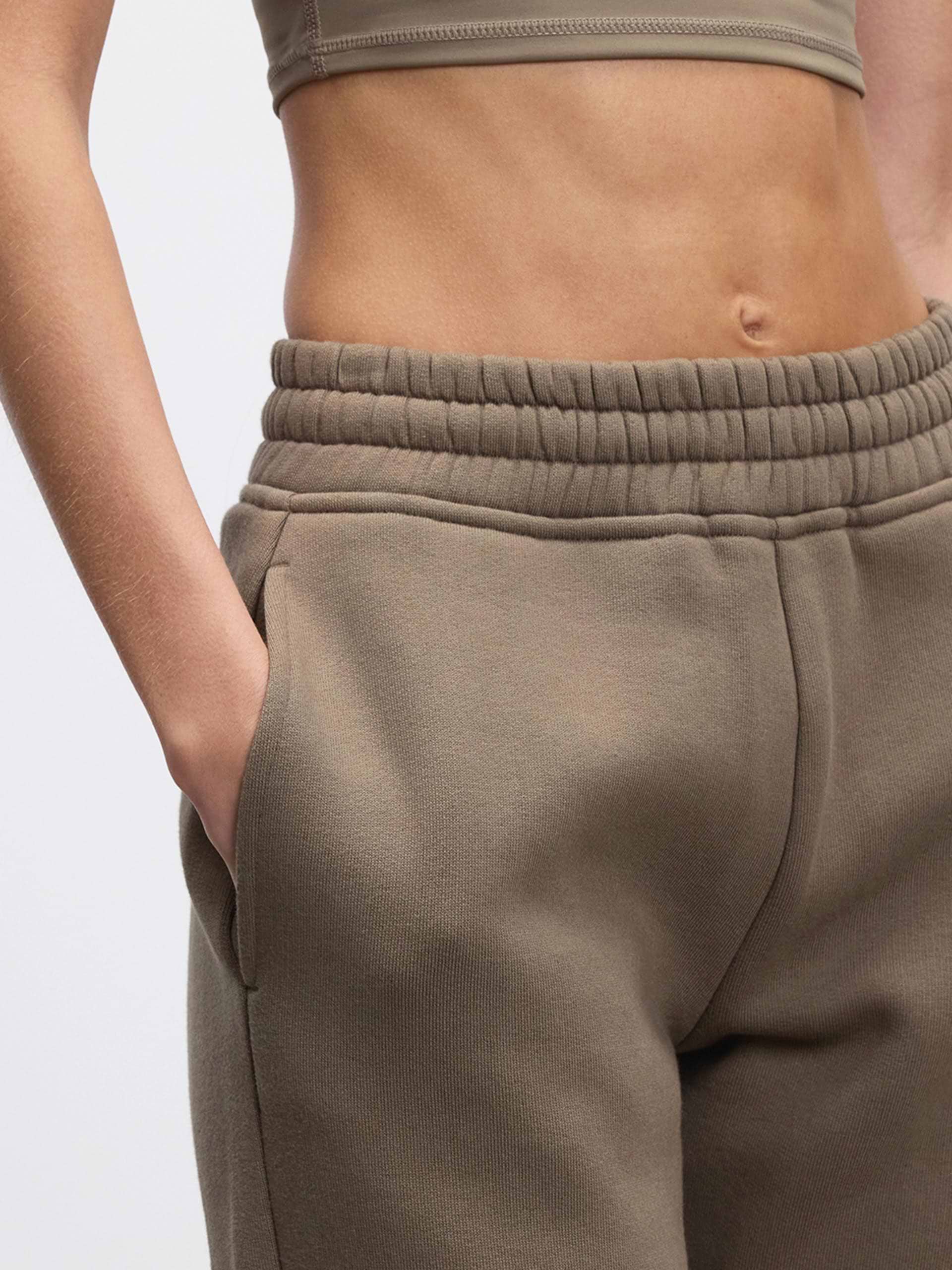 Womens Relaxed Straight Leg Jogger in Taupe