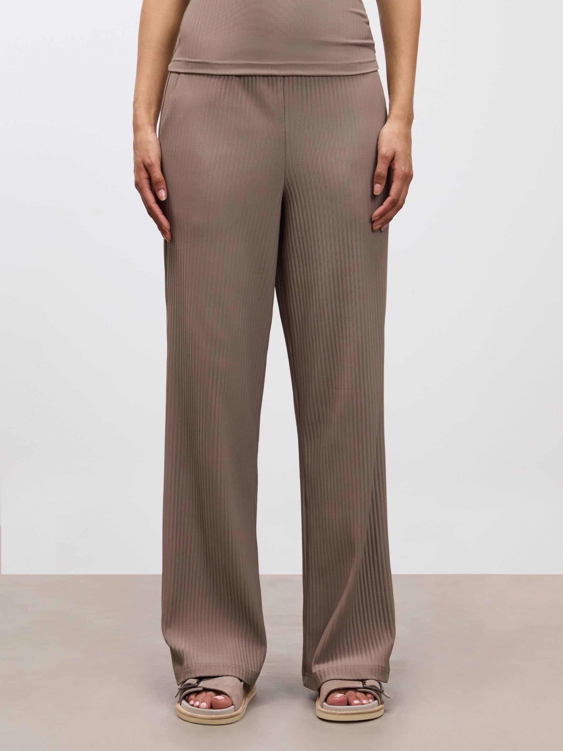 Womens Pleated Trouser in Taupe