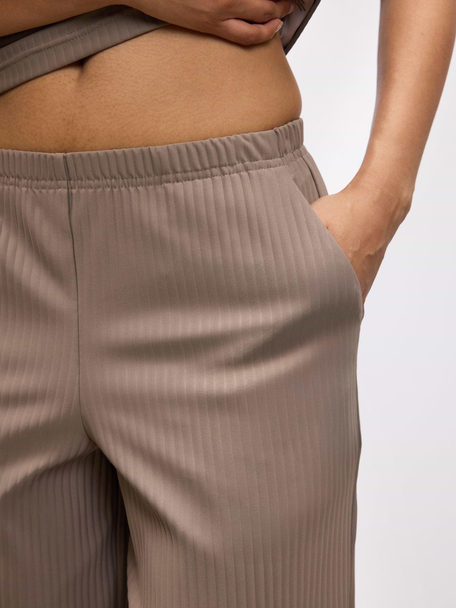 Womens Pleated Trouser in Taupe