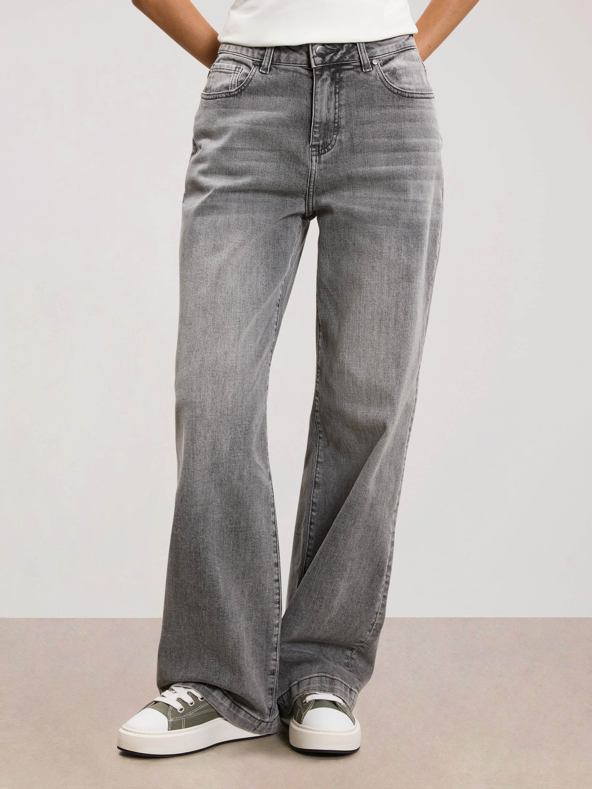Womens Relaxed Fit Denim Jeans in Grey Wash