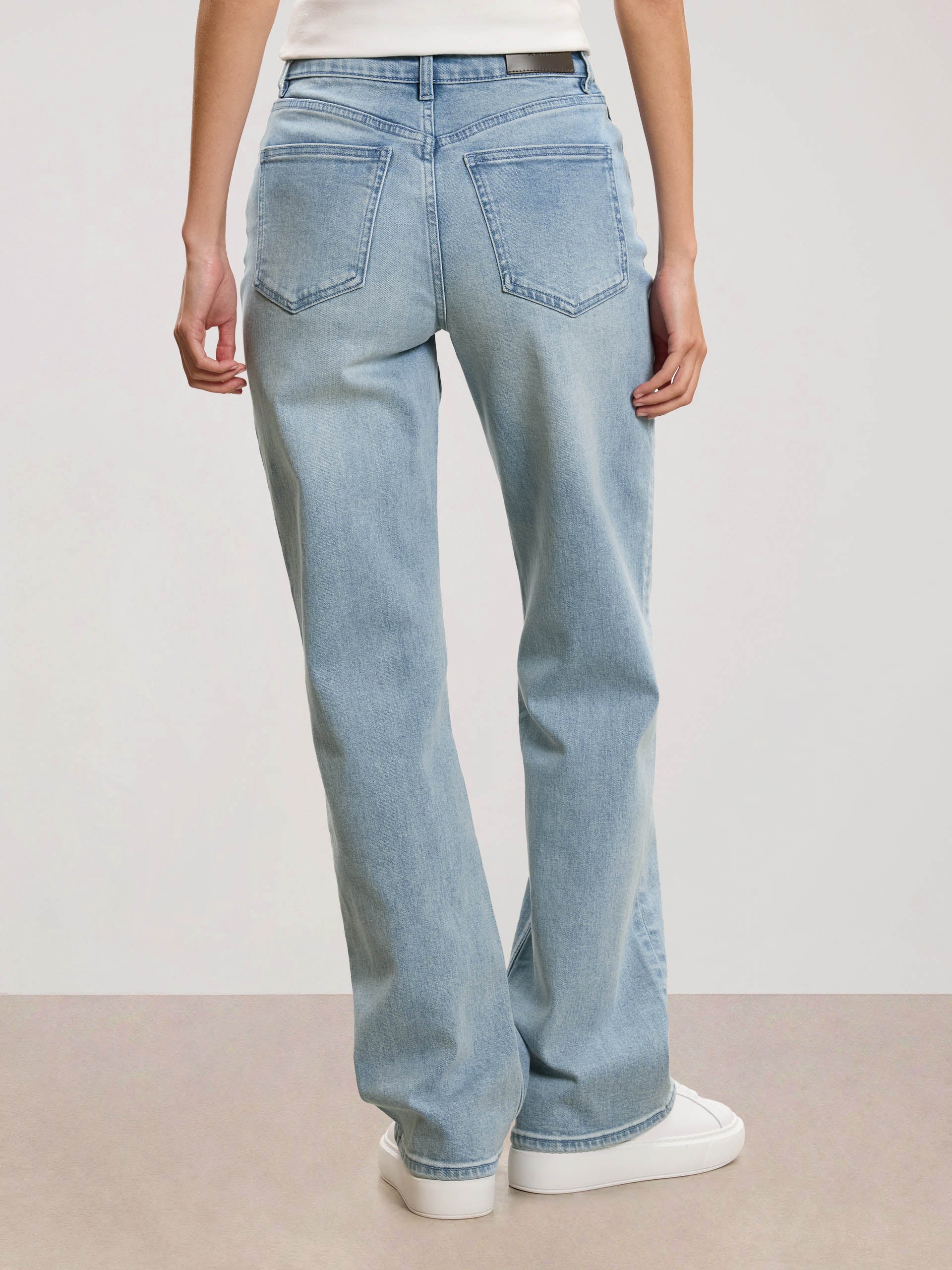 Womens Straight Leg Denim Jeans in Light Blue