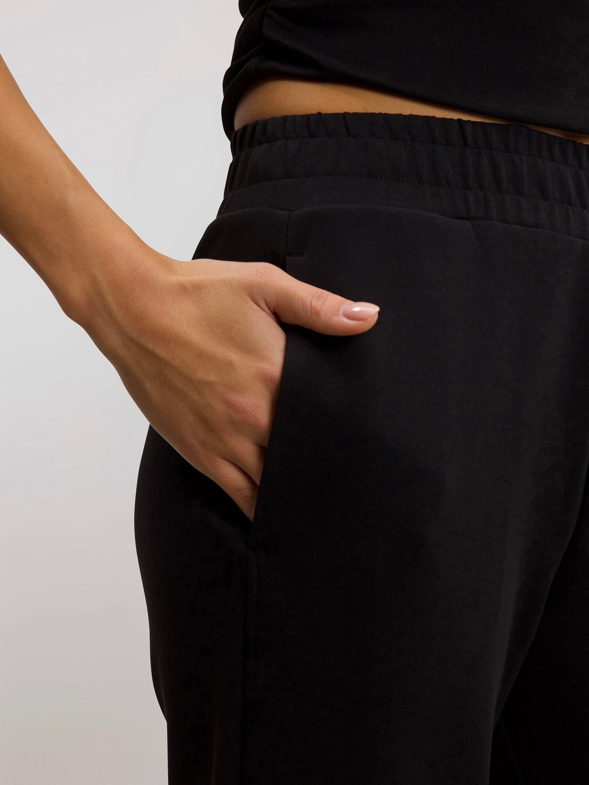 Womens Luxe Straight Leg Jogger in Black