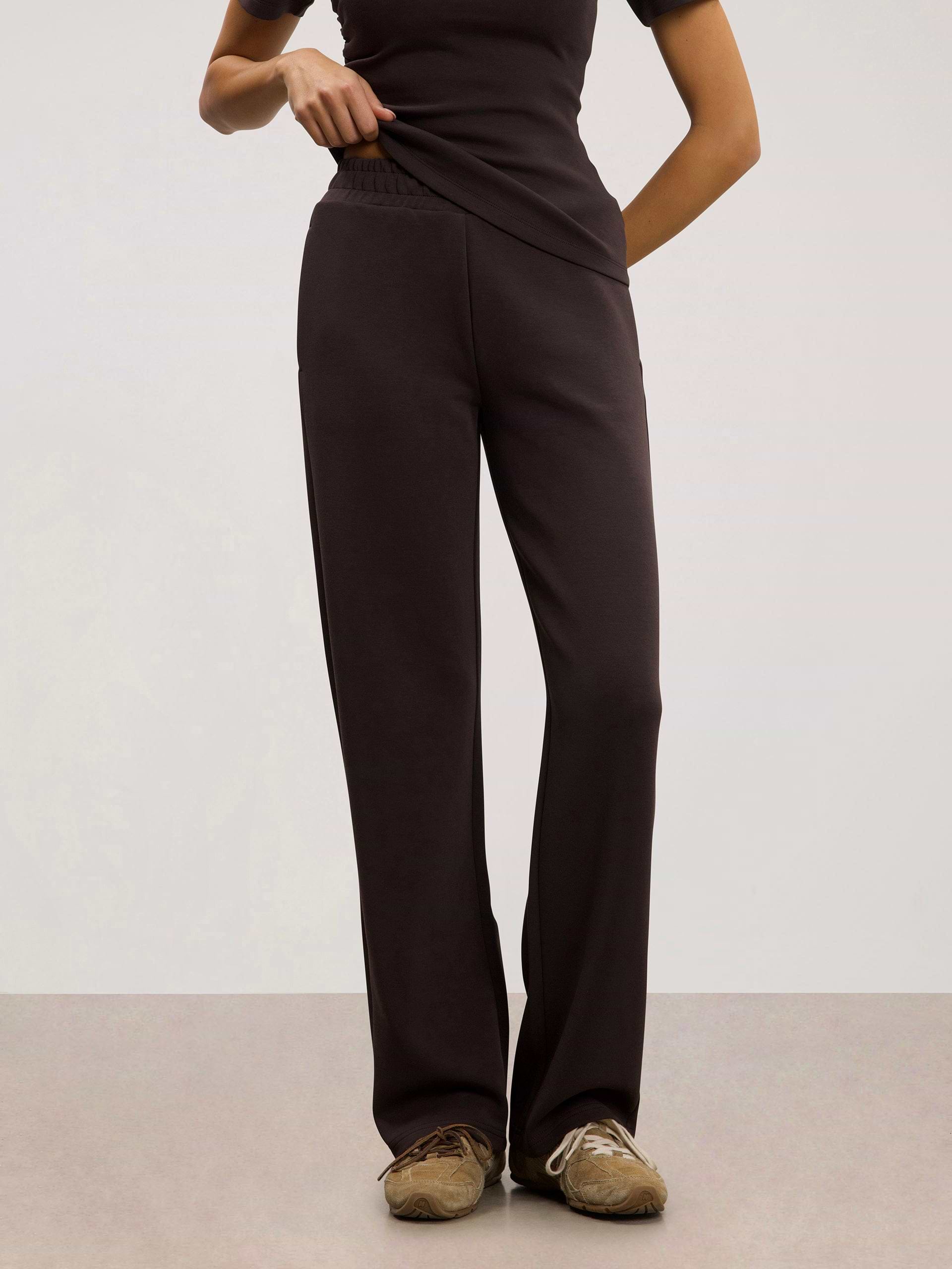 Womens Luxe Straight Leg Jogger in Brown
