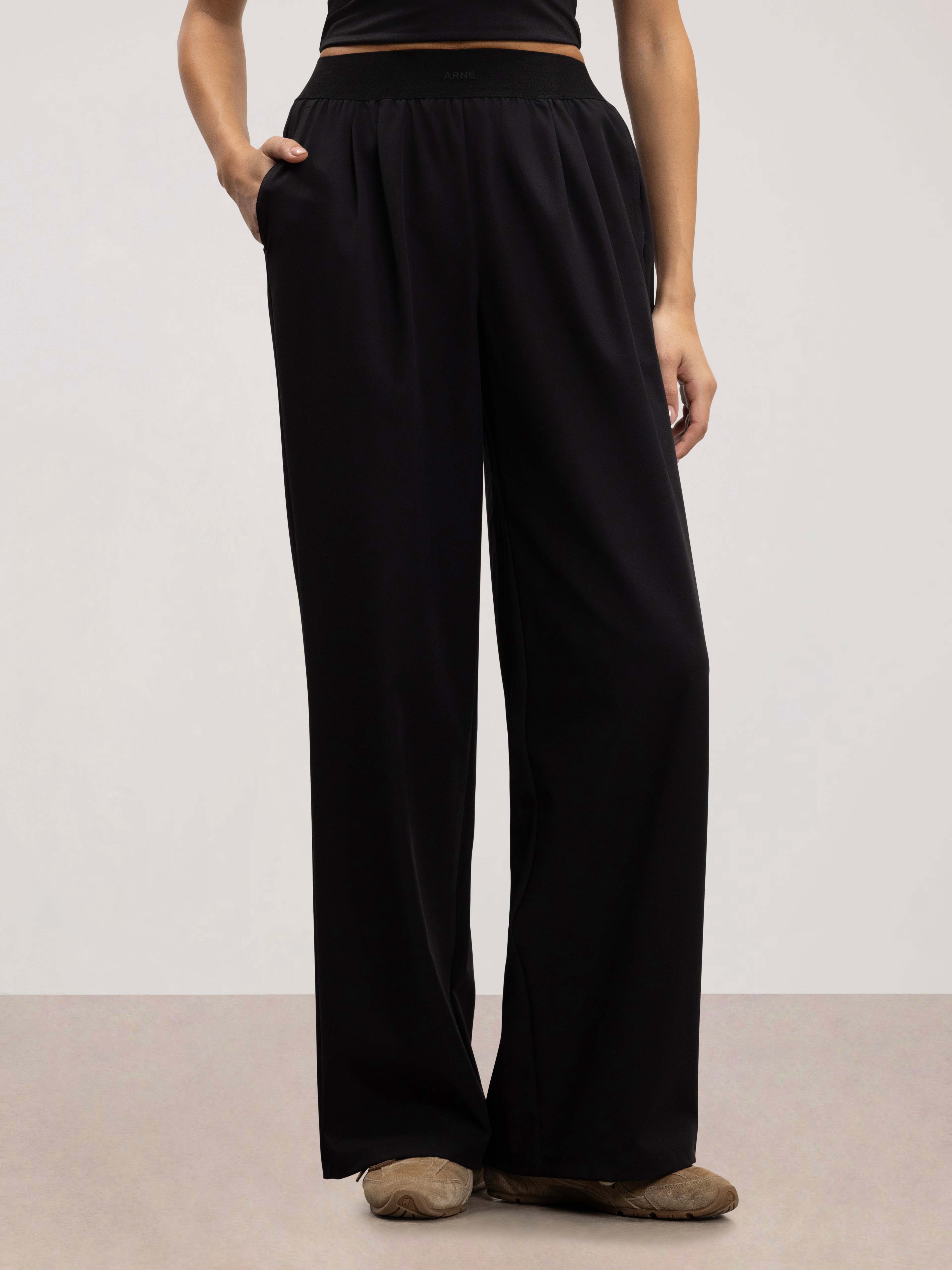 Womens Elasticated Waistband Trouser in Black