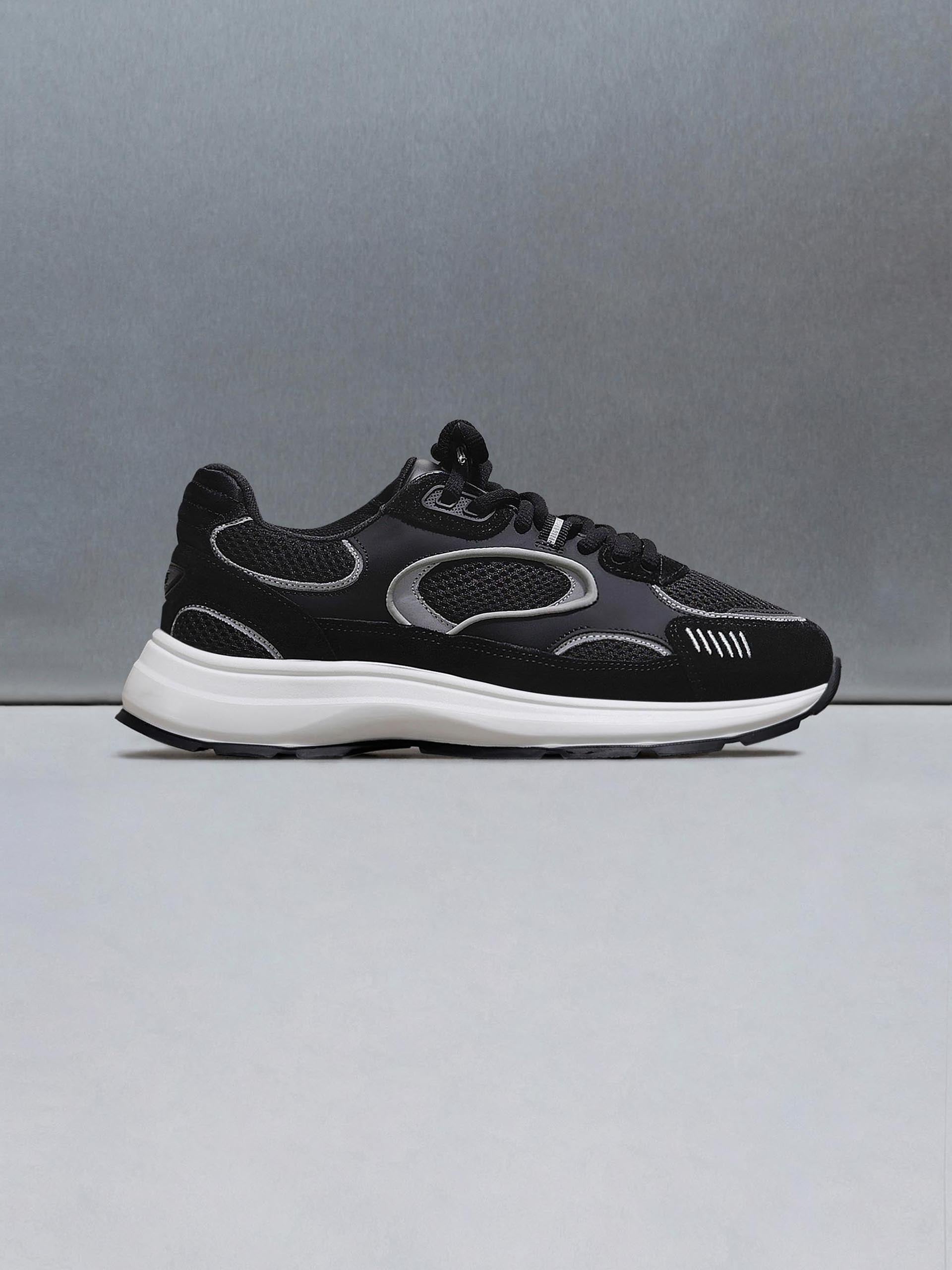 Circuit Trainer in Black