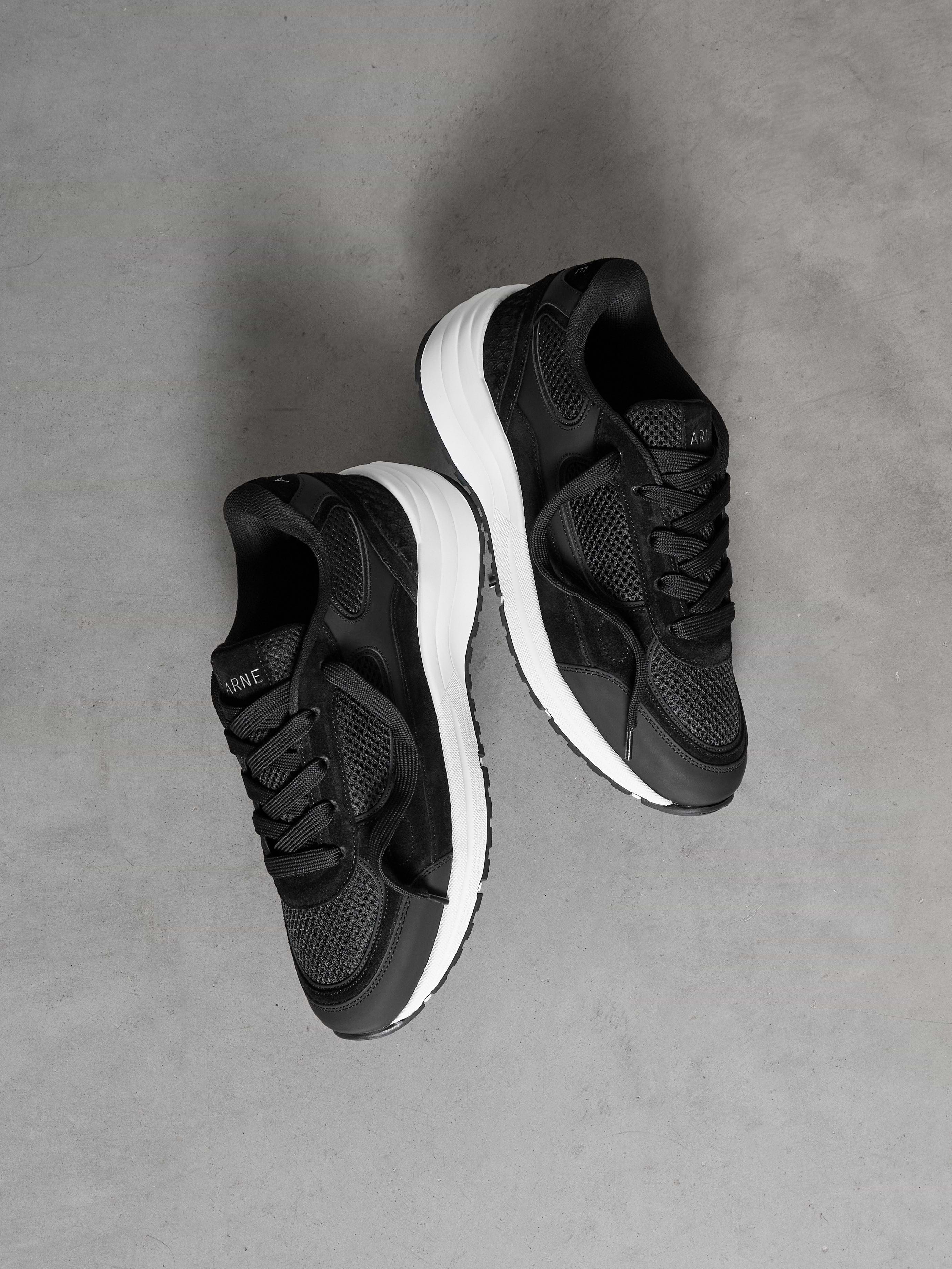 Apollo Runner in Black