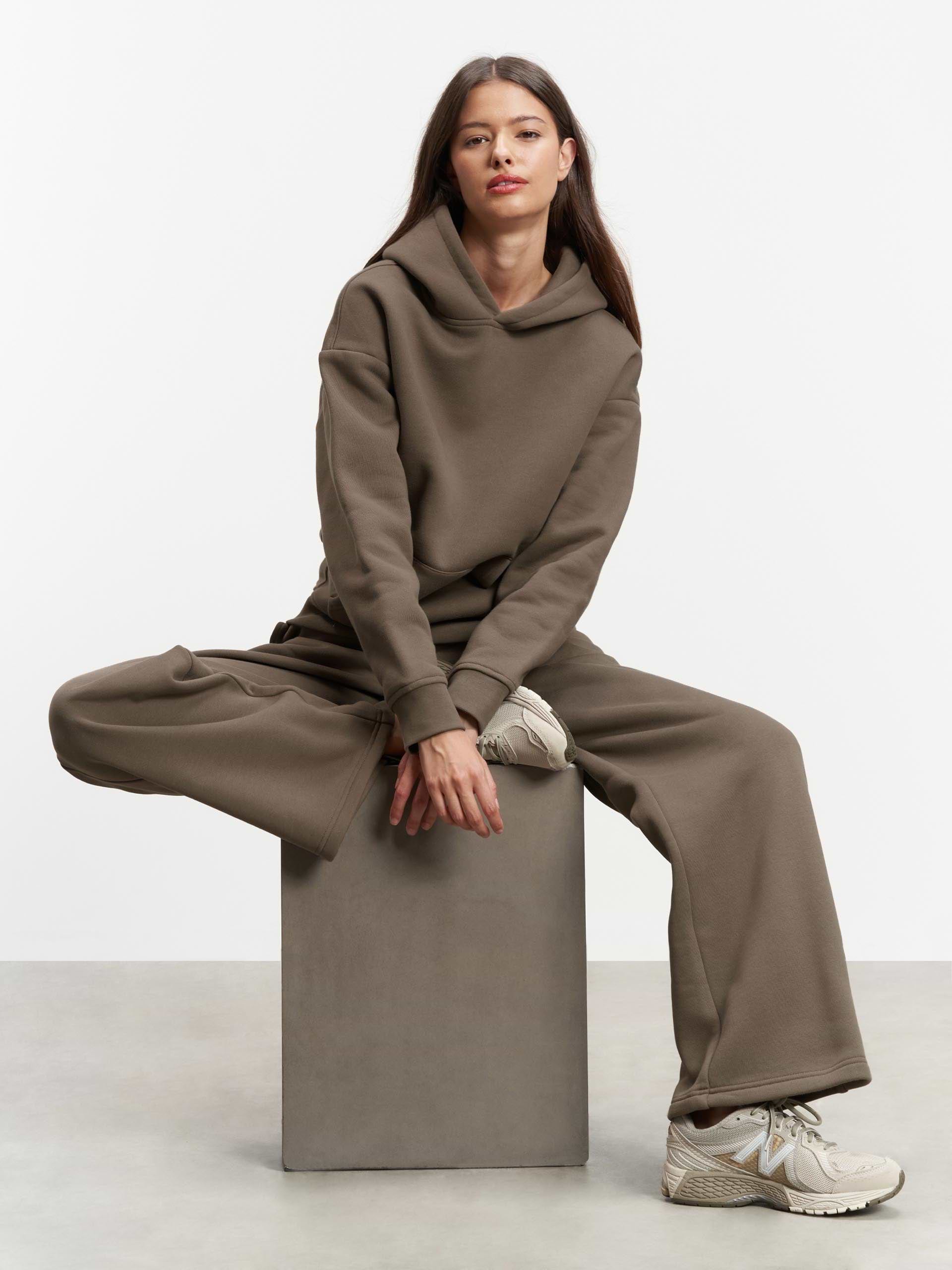 Womens Relaxed Straight Leg Jogger in Taupe