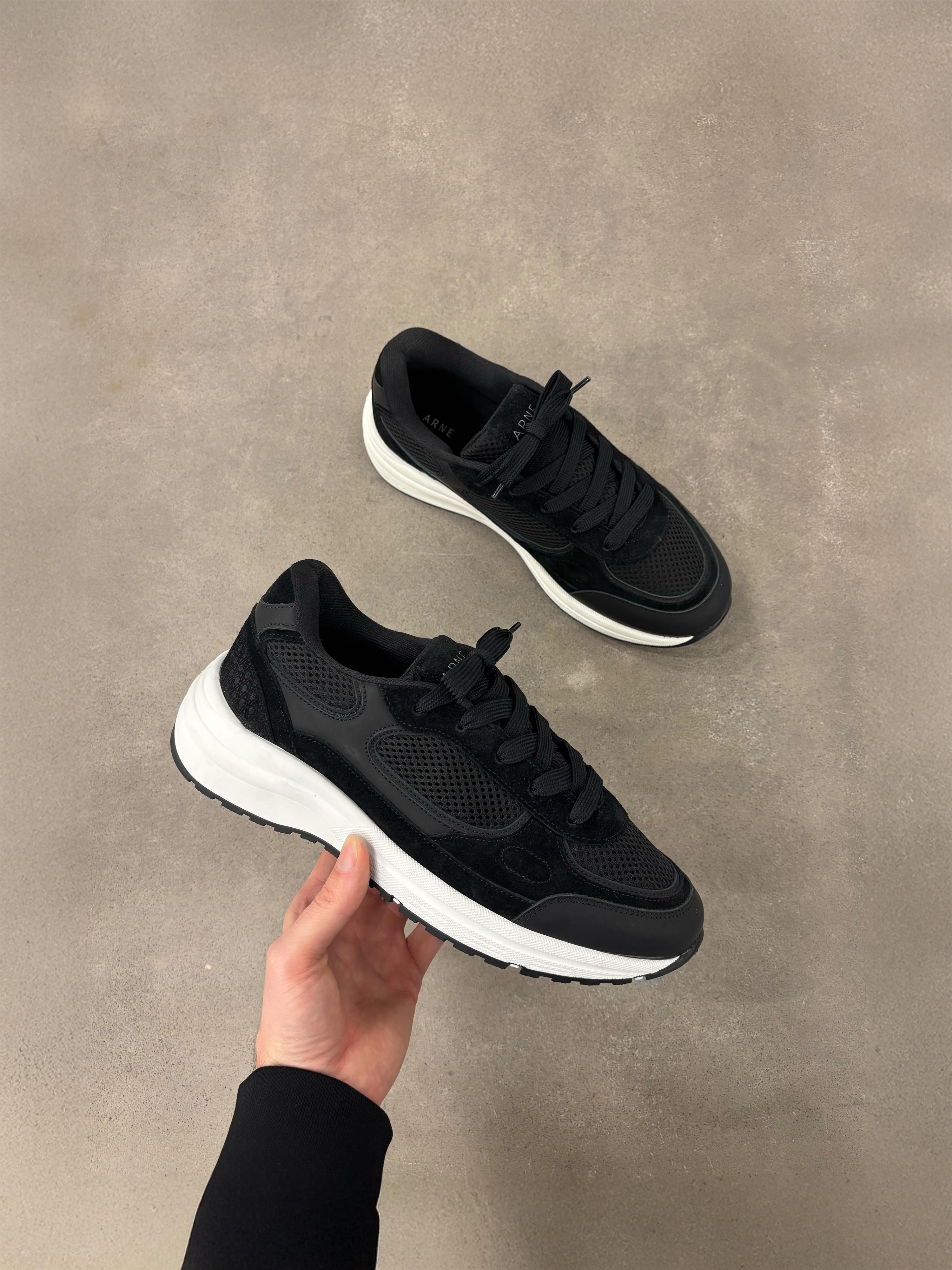 Apollo Runner in Black