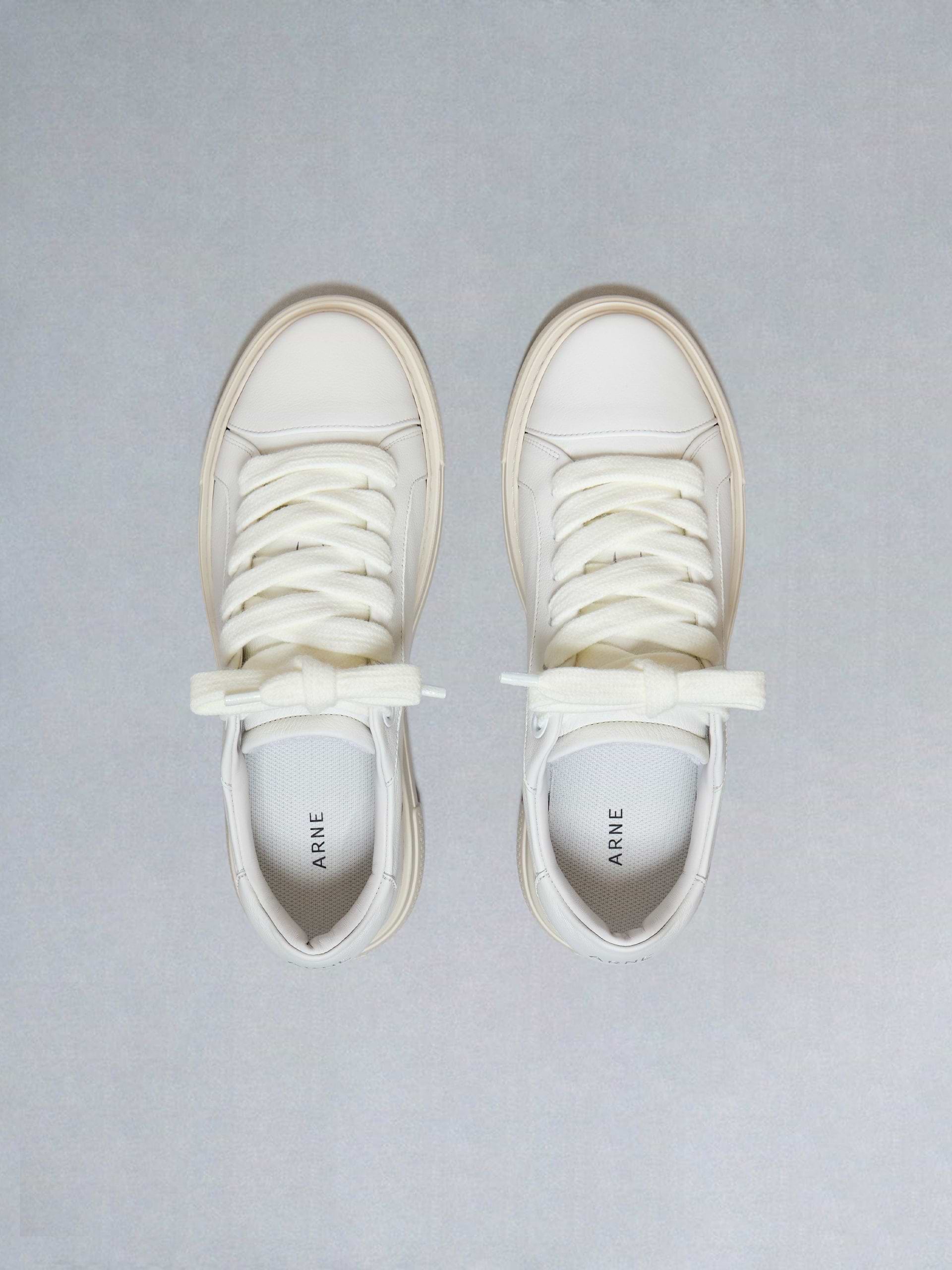 Chunky Essential Trainer in White Beige