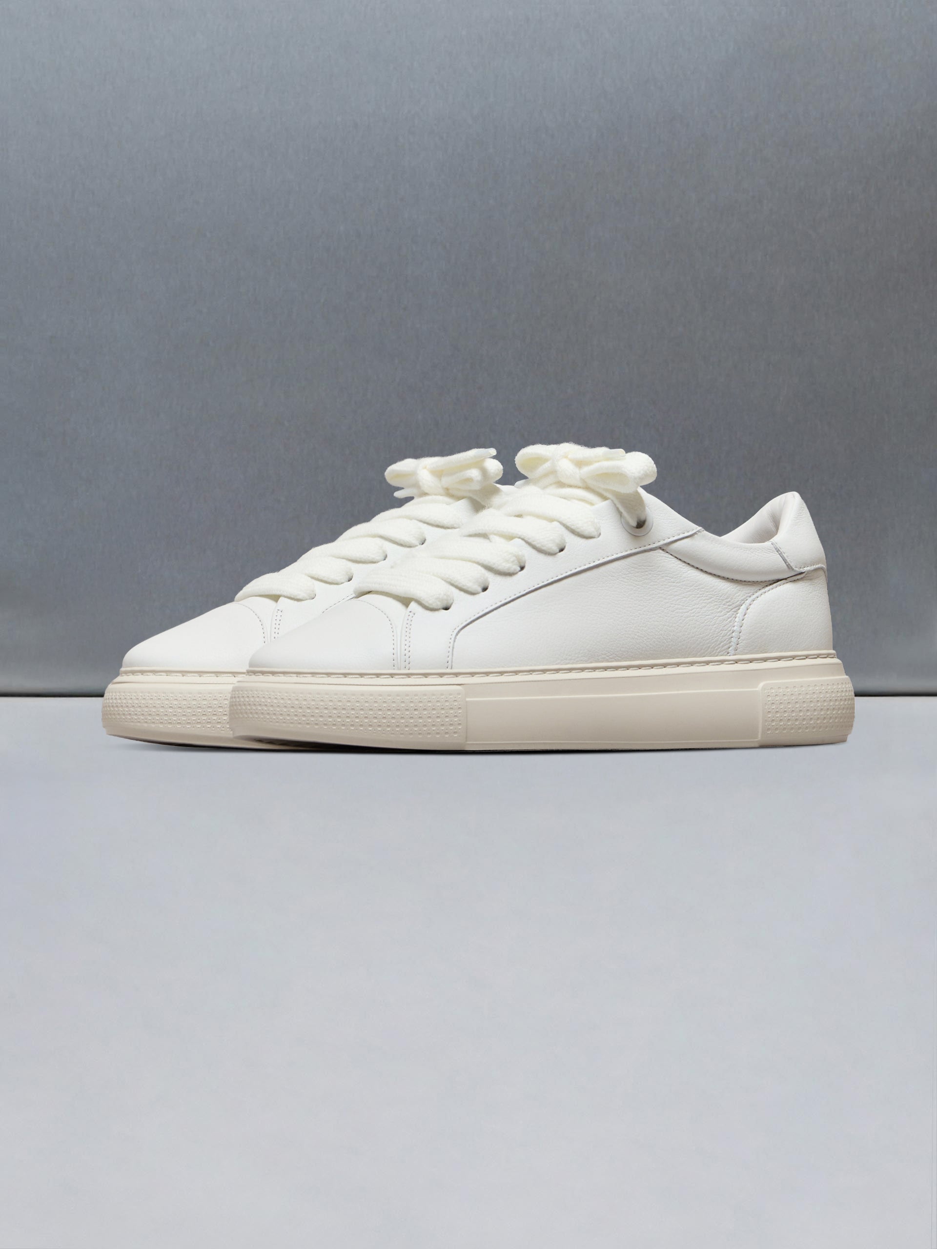 Chunky Essential Trainer in White Beige