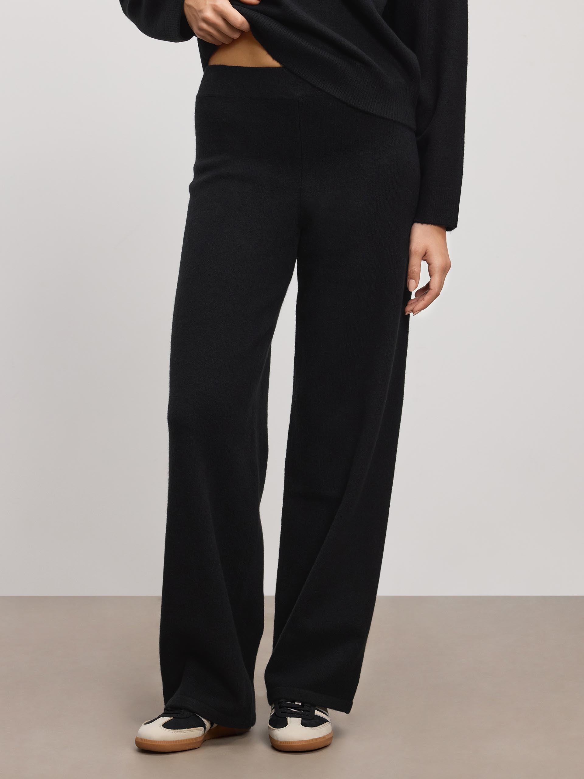 Womens Chunky Wool Jogger in Black