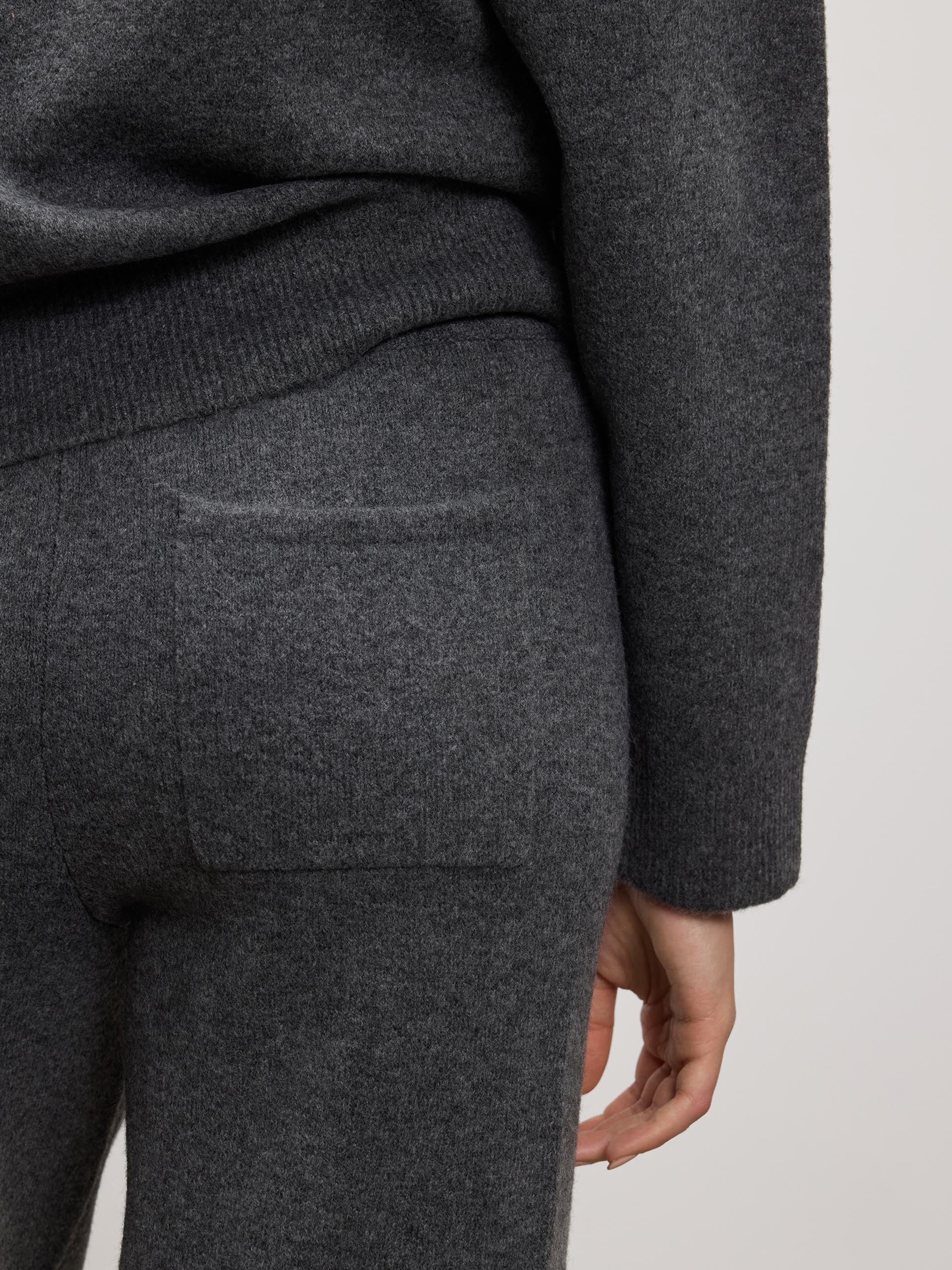 Womens Chunky Wool Jogger in Charcoal