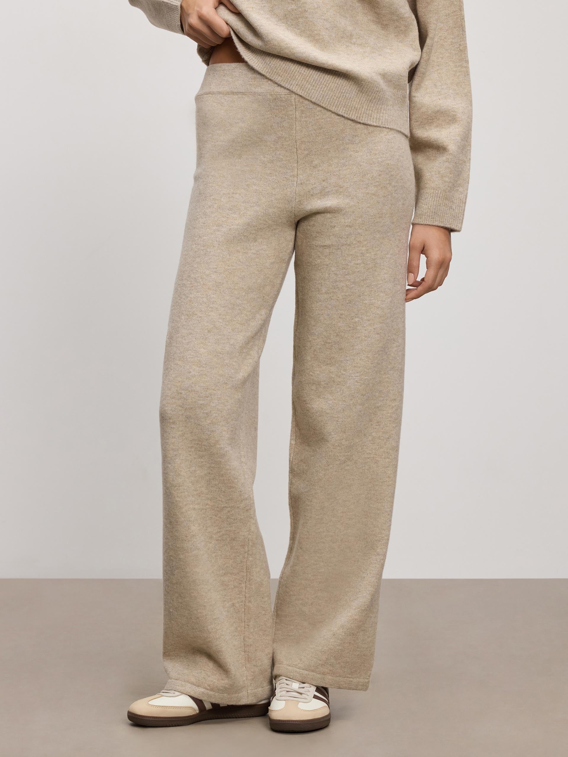 Womens Chunky Wool Jogger in Stone