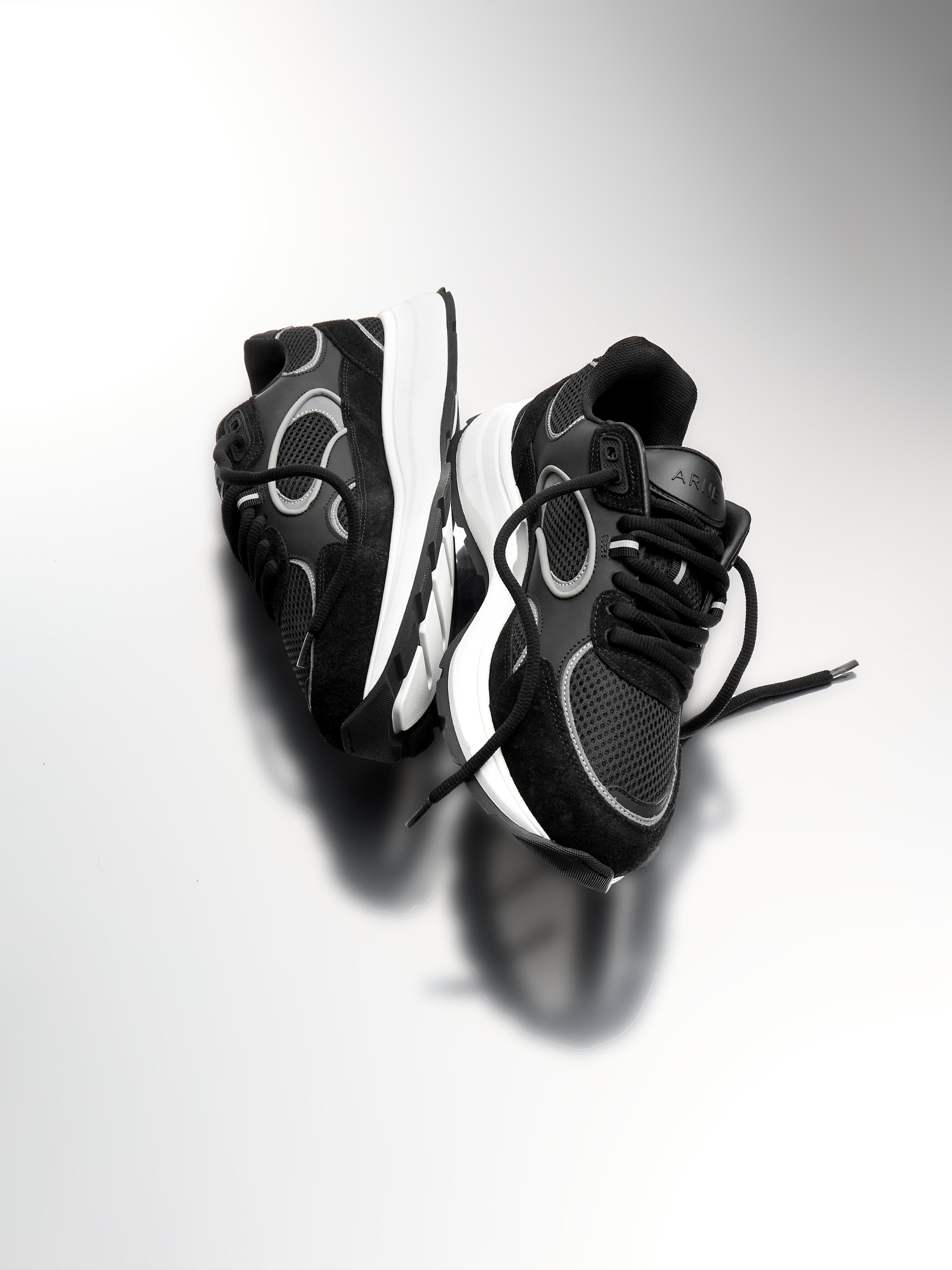 Circuit Trainer in Black