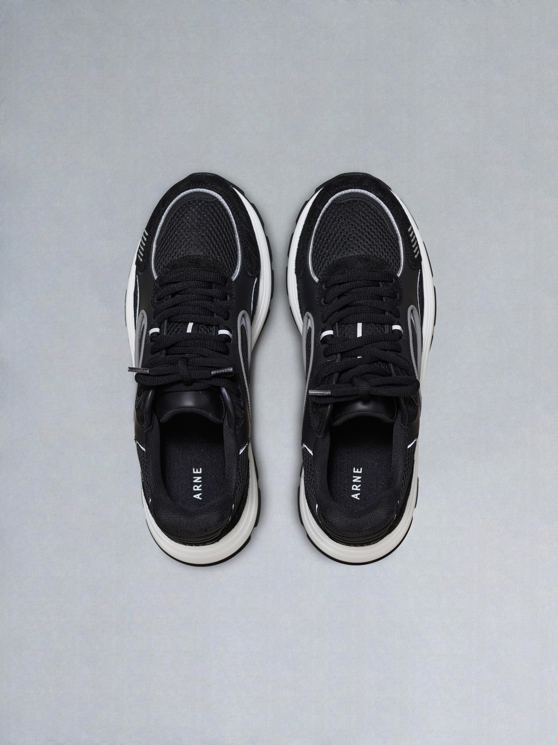 Circuit Trainer in Black