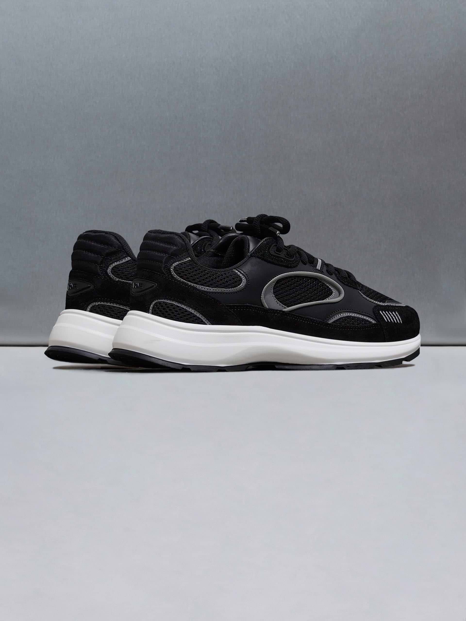 Circuit Trainer in Black
