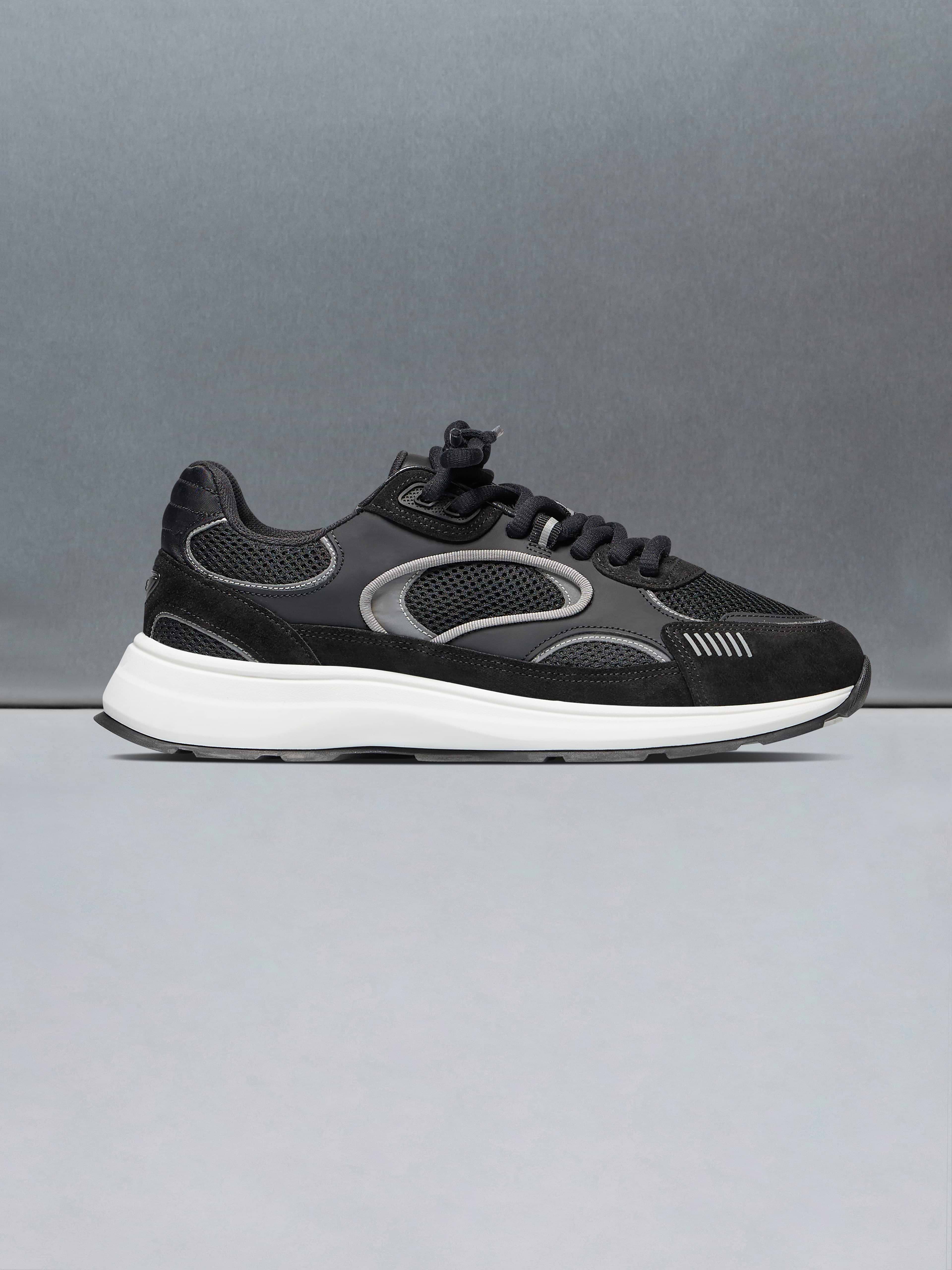 Circuit Trainer in Black