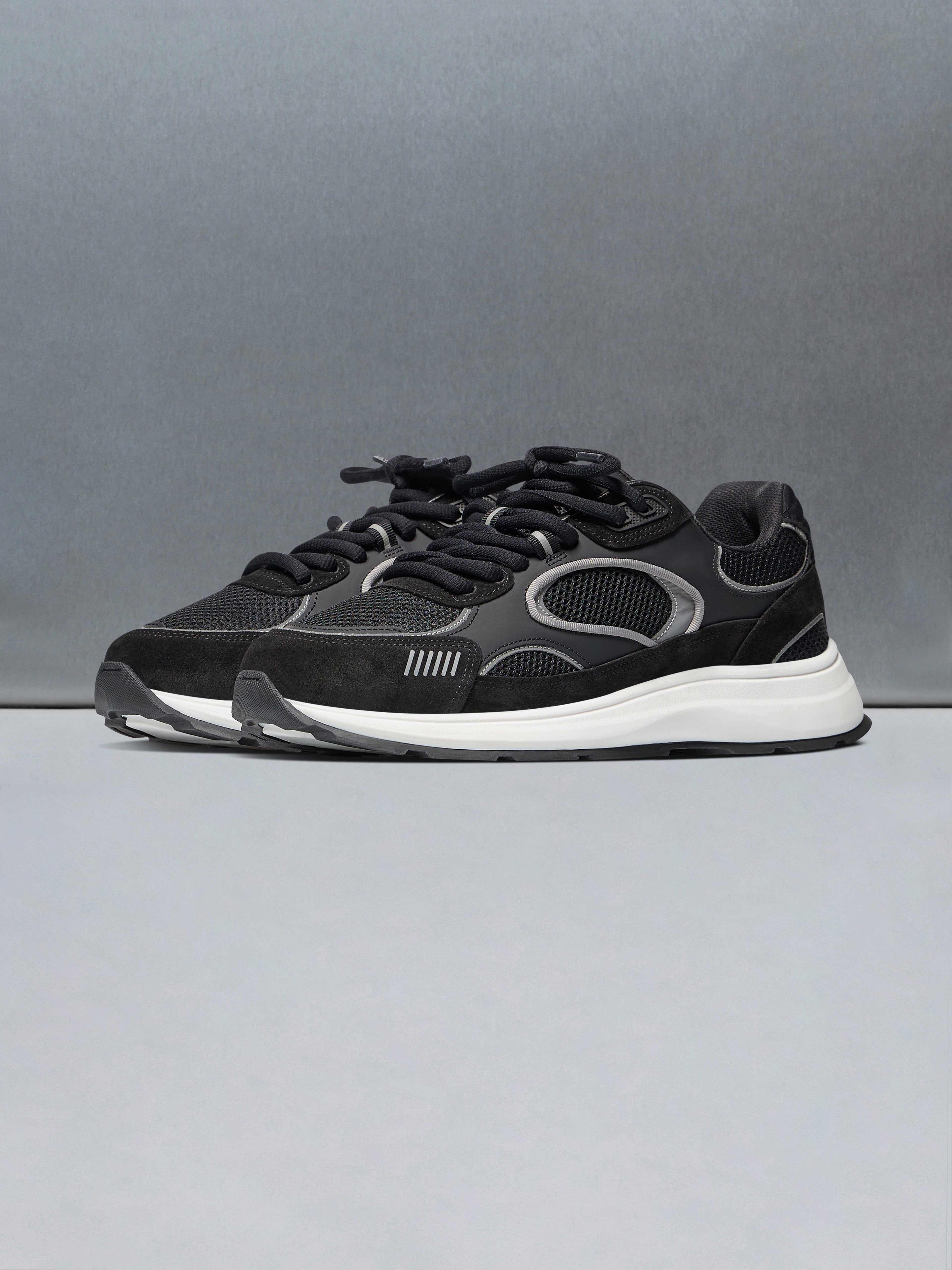 Circuit Trainer in Black