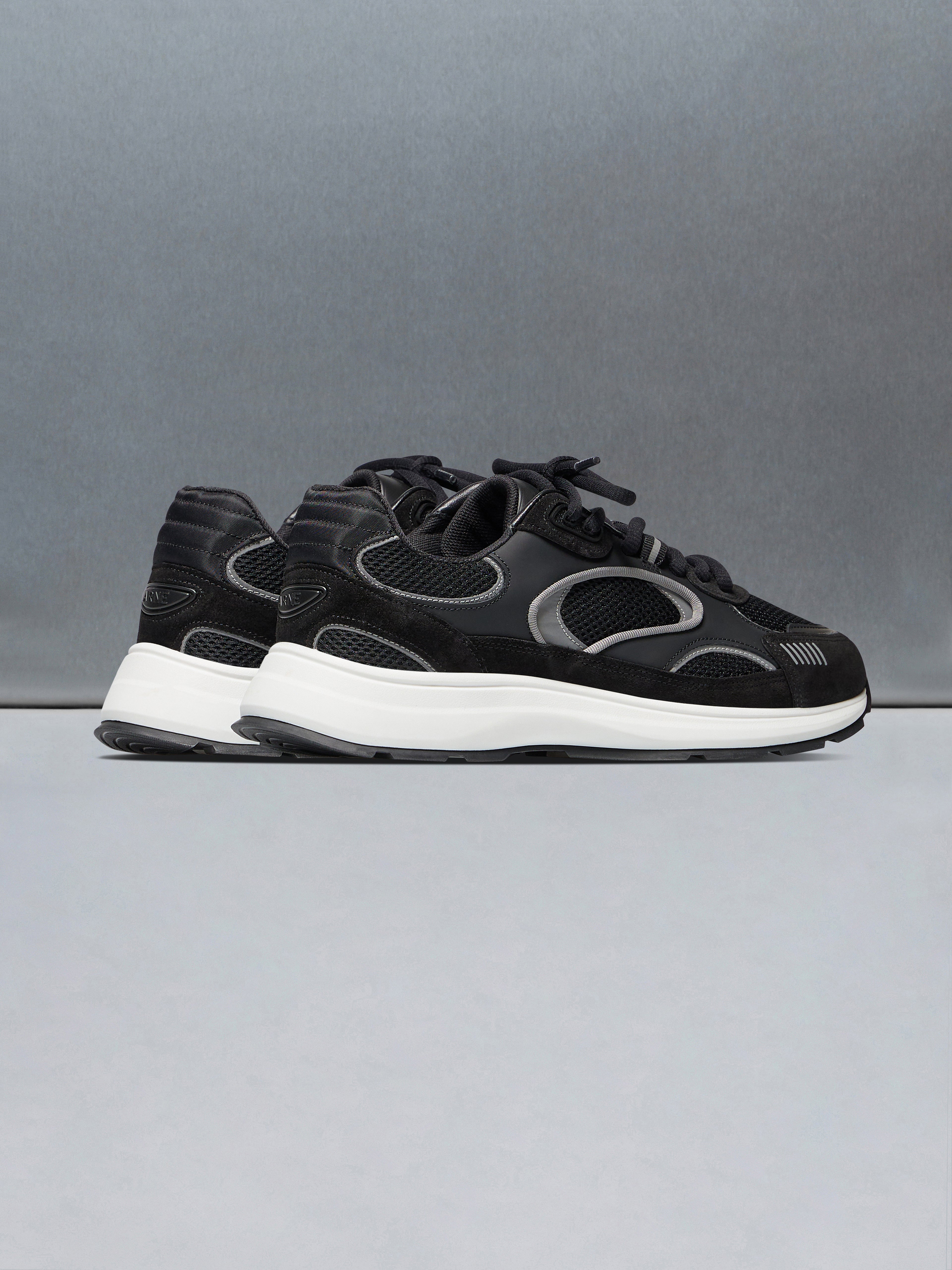 Circuit Trainer in Black