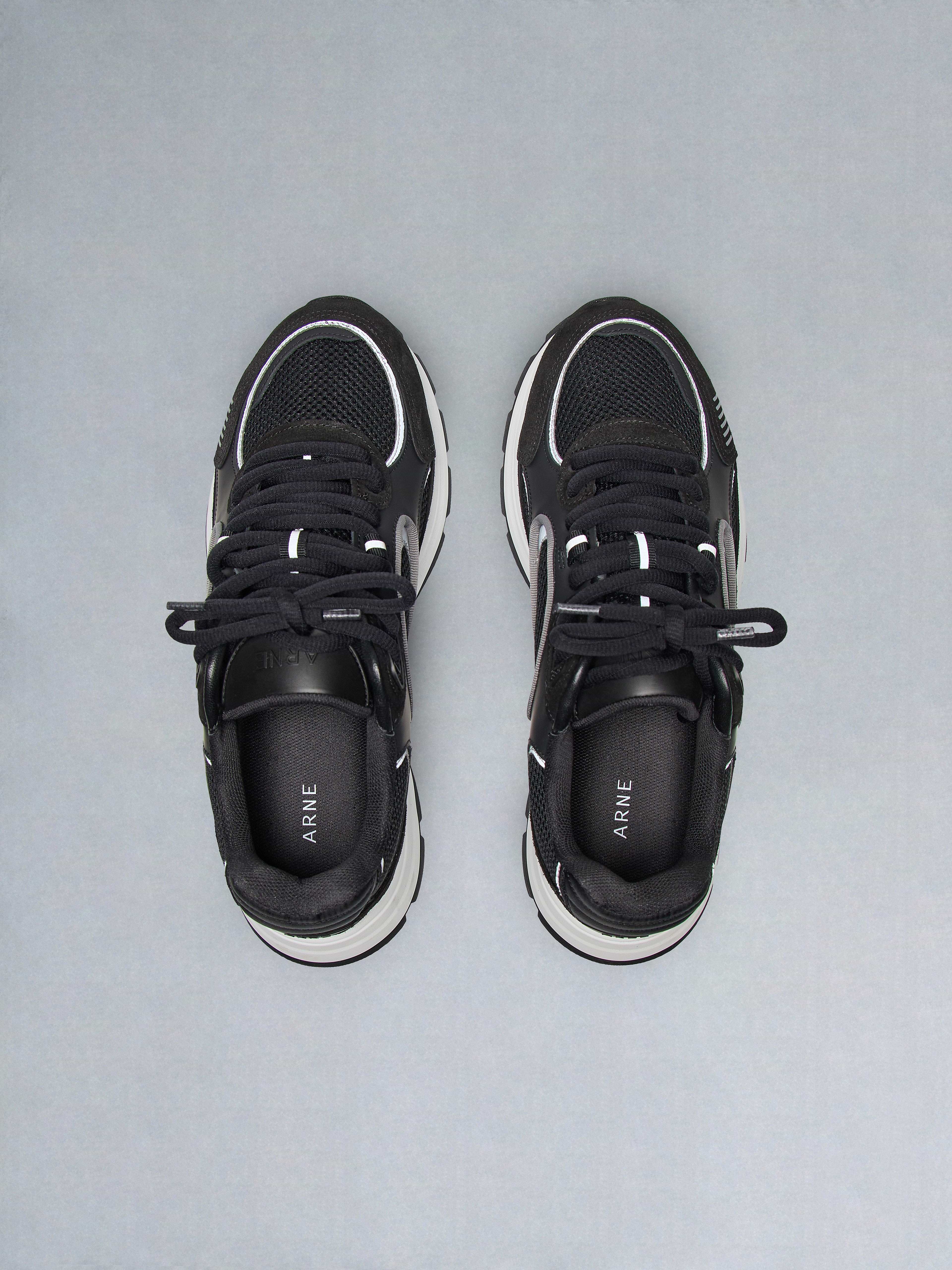 Circuit Trainer in Black