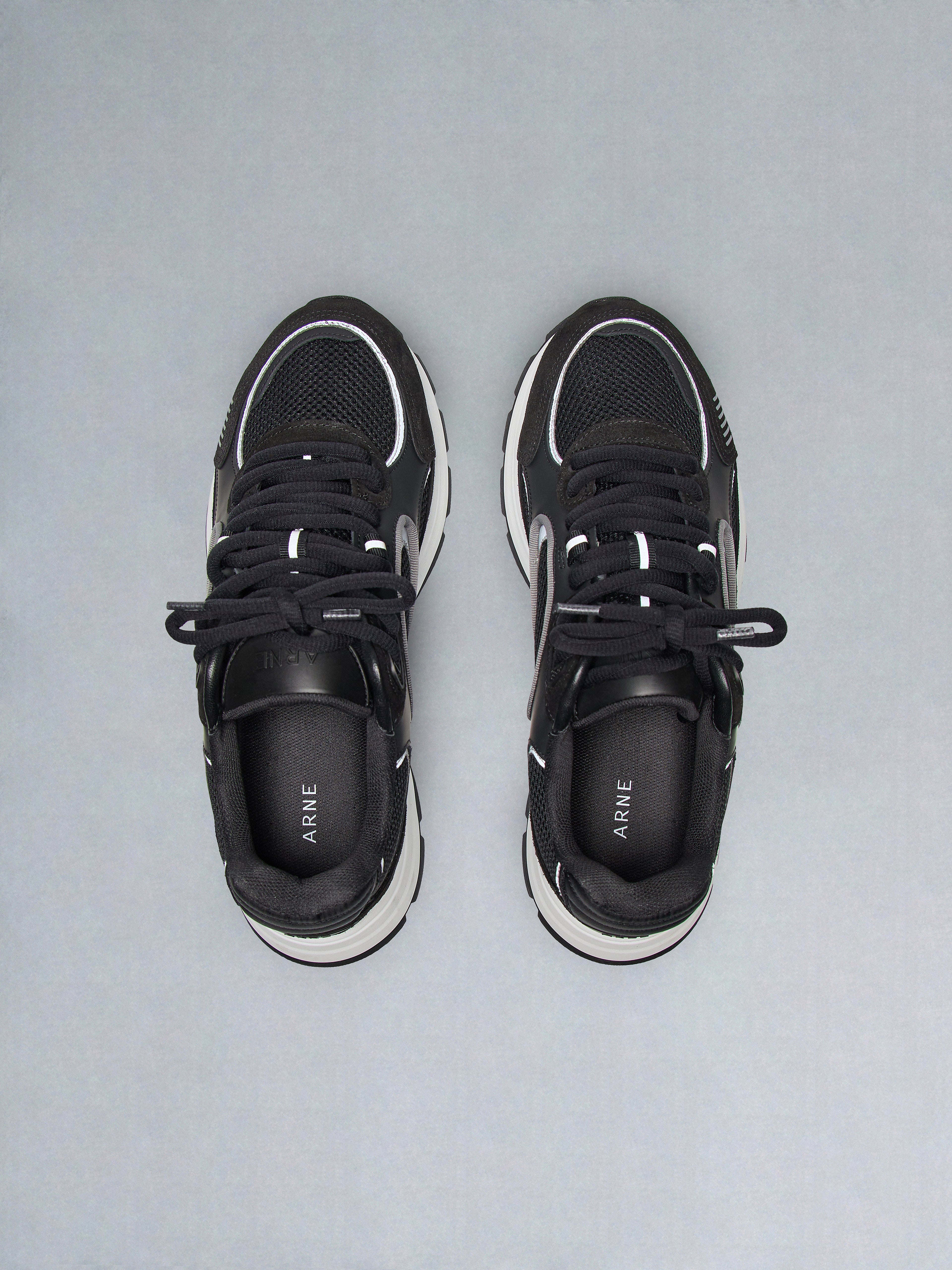 Circuit Trainer in Black