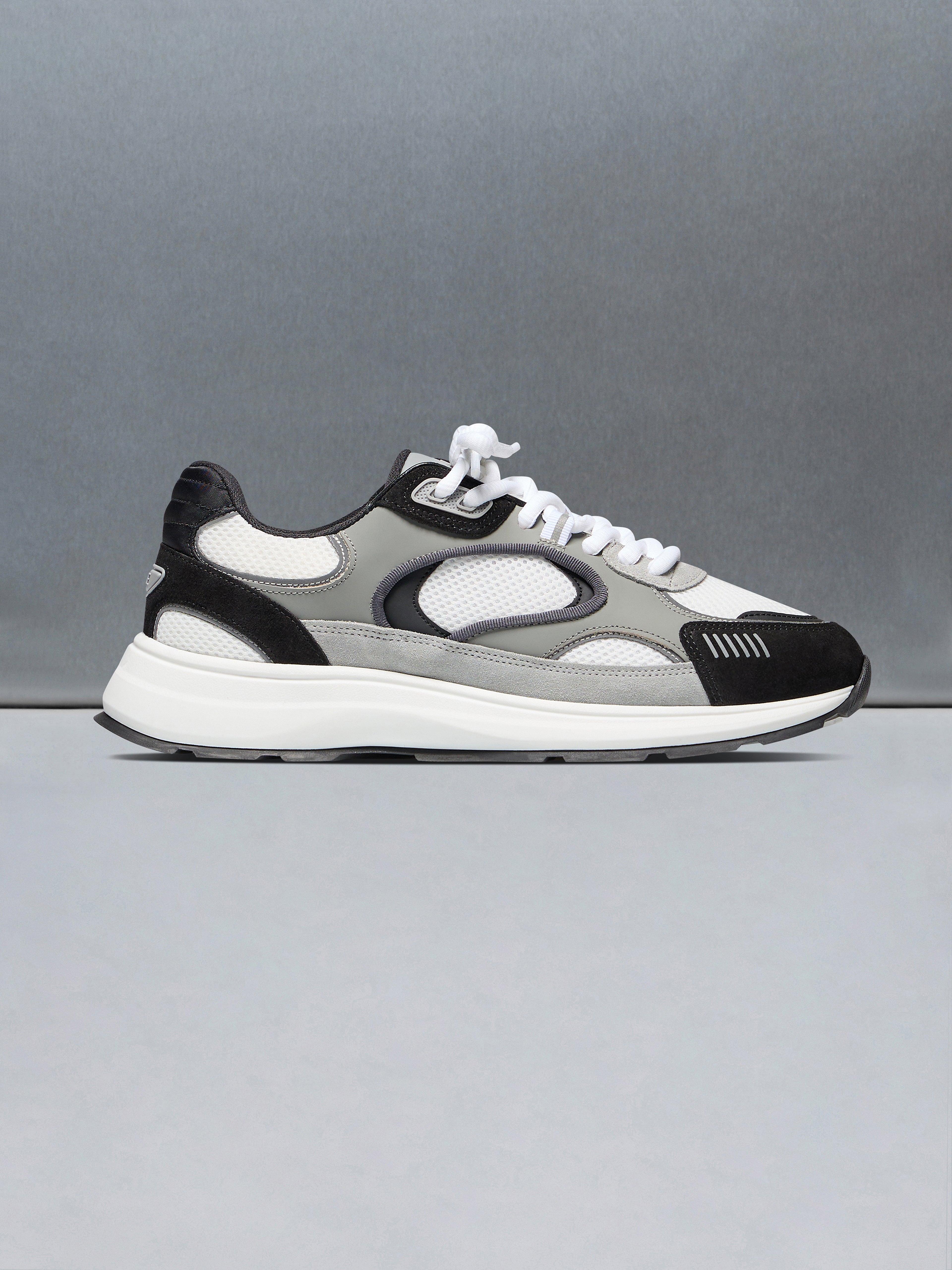 Circuit Trainer in White Black