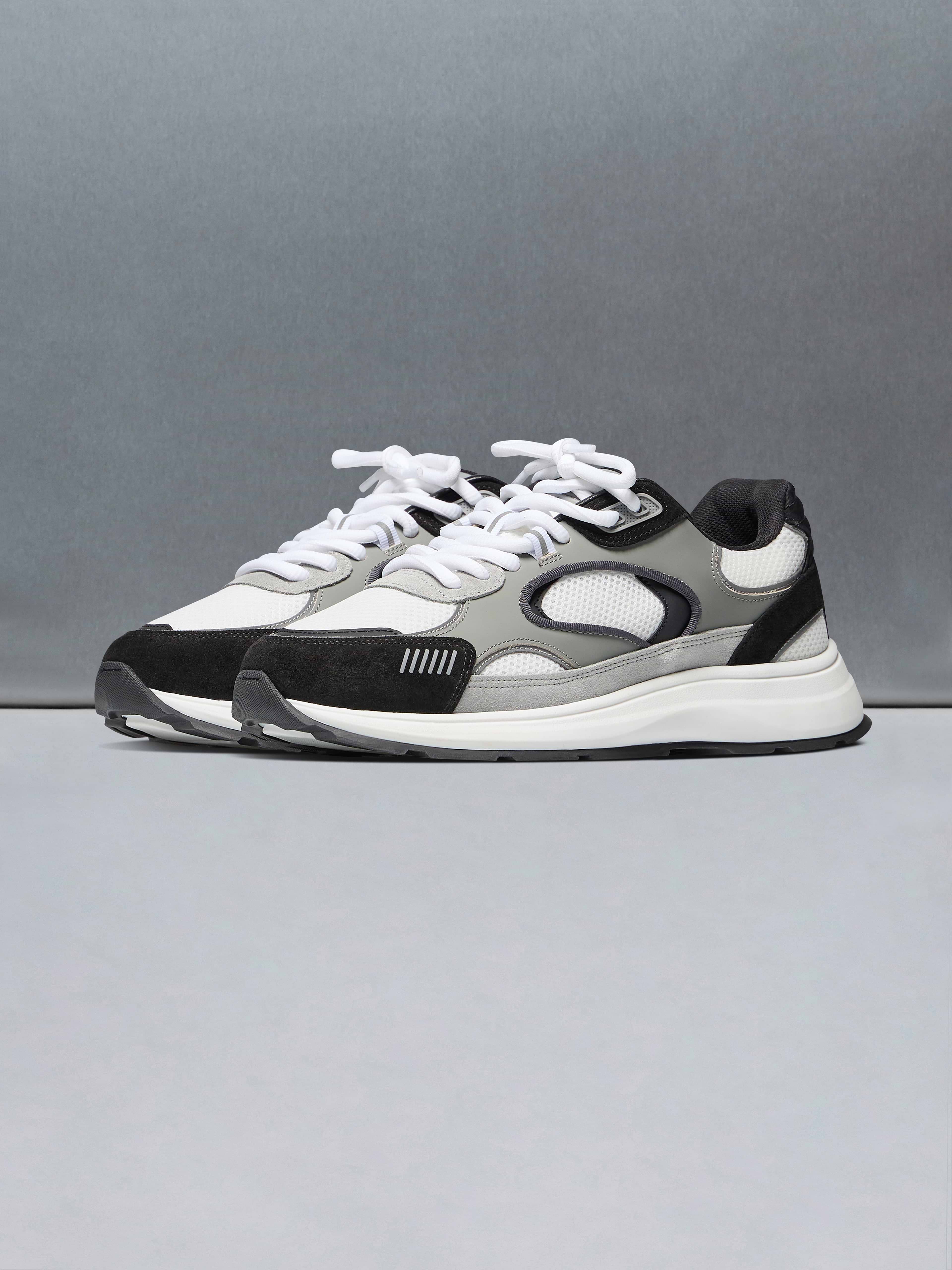 Circuit Trainer in White Black
