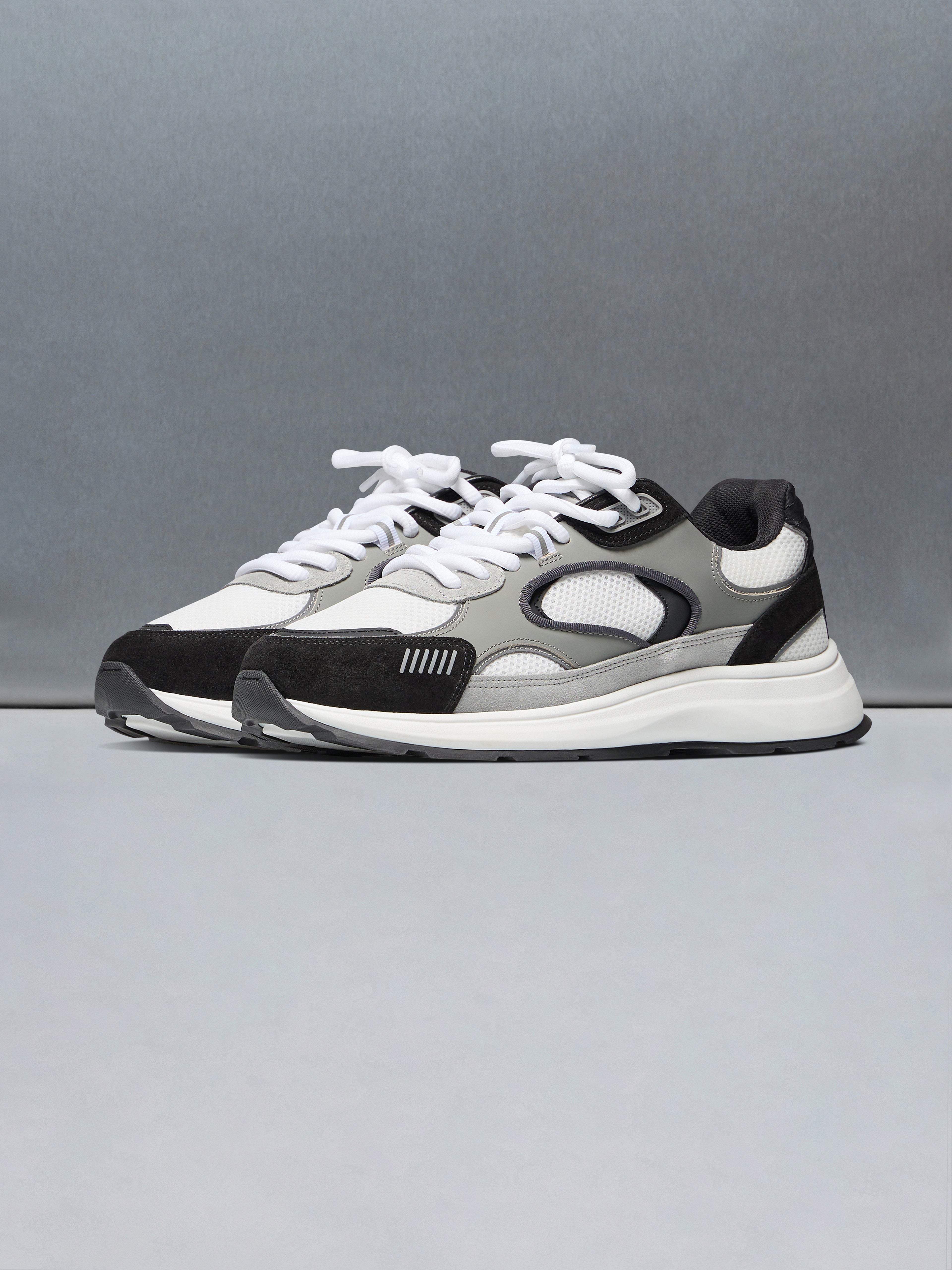 Circuit Trainer in White Black