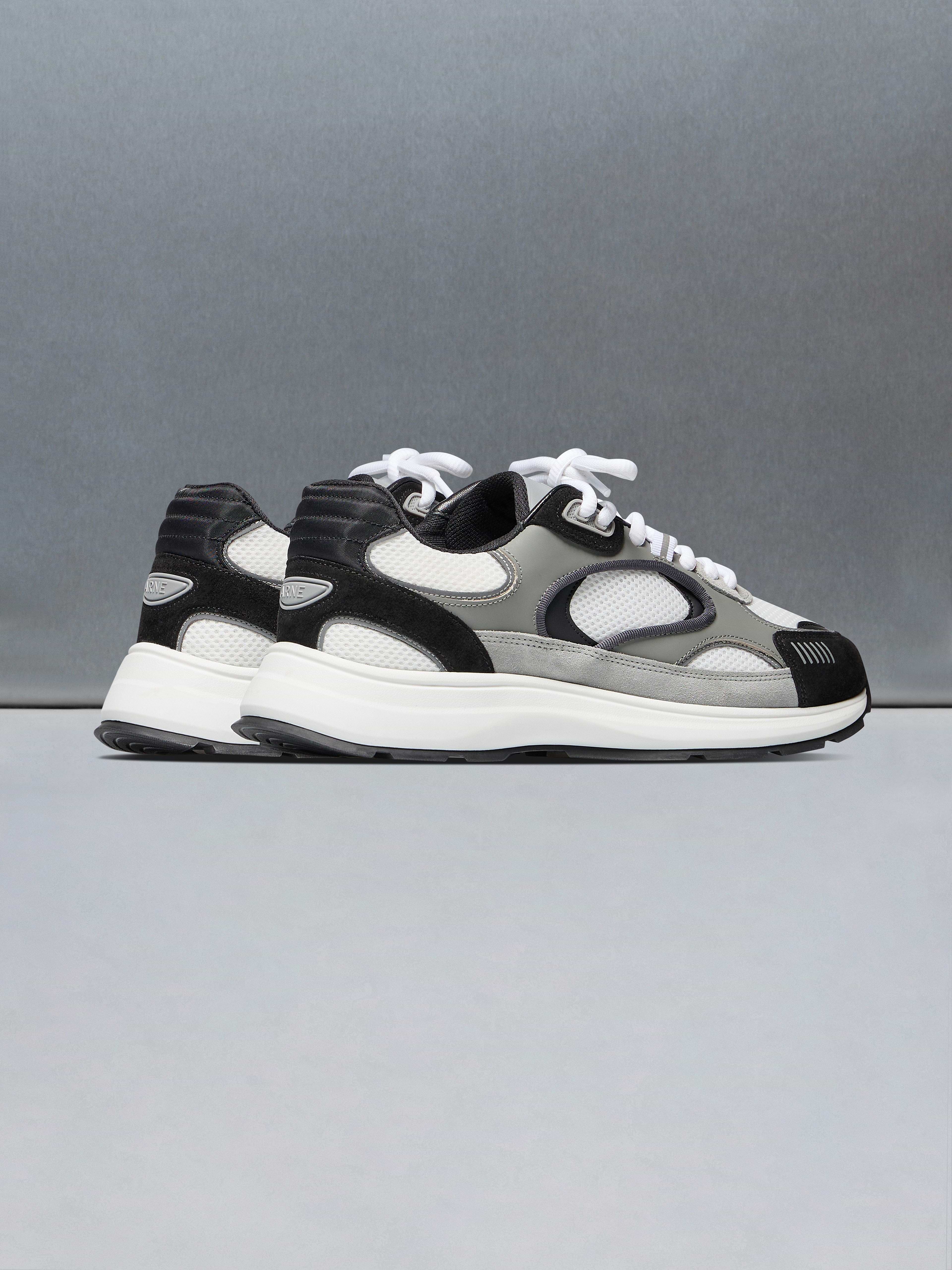 Circuit Trainer in White Black