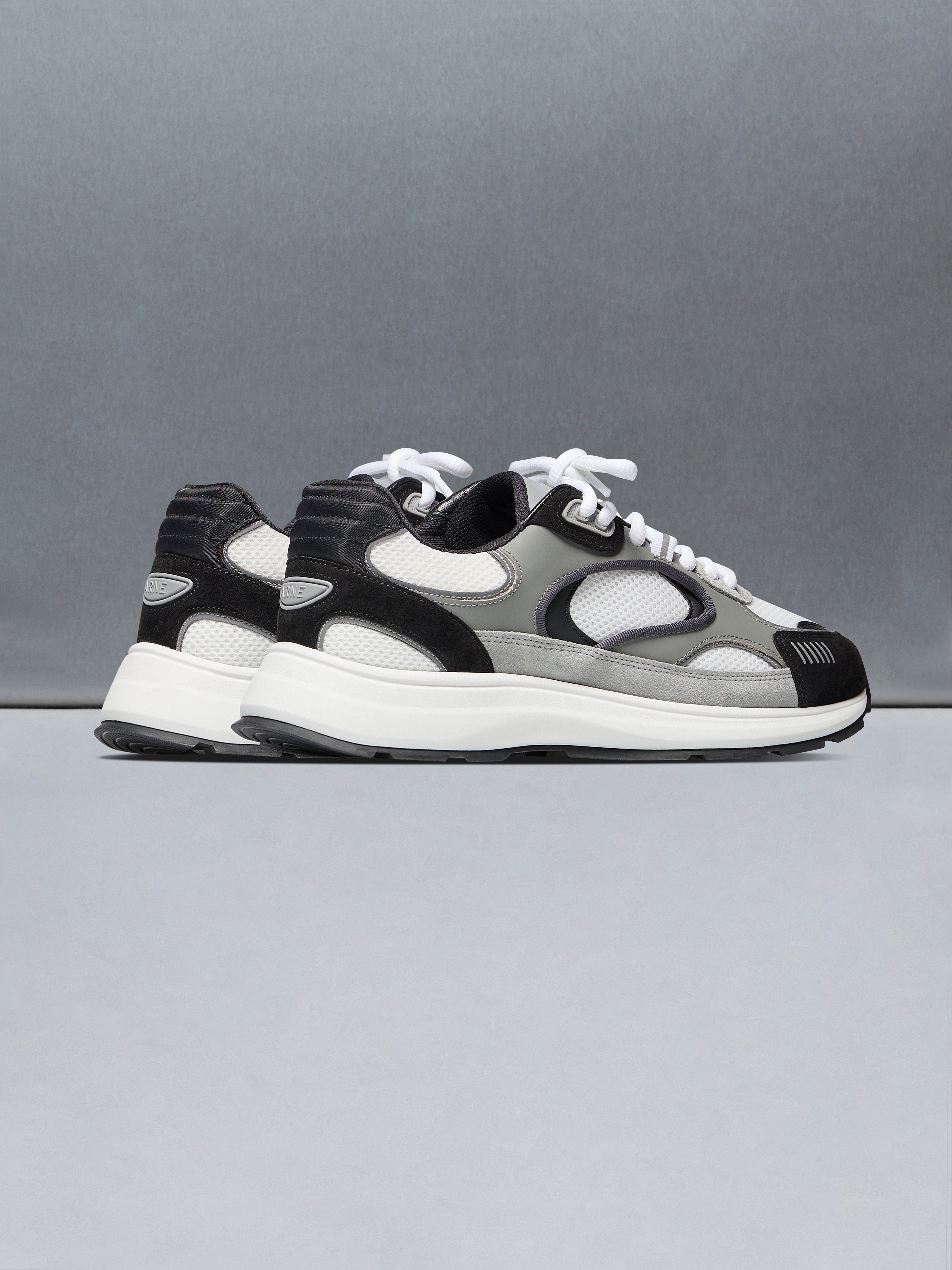 Circuit Trainer in White Black